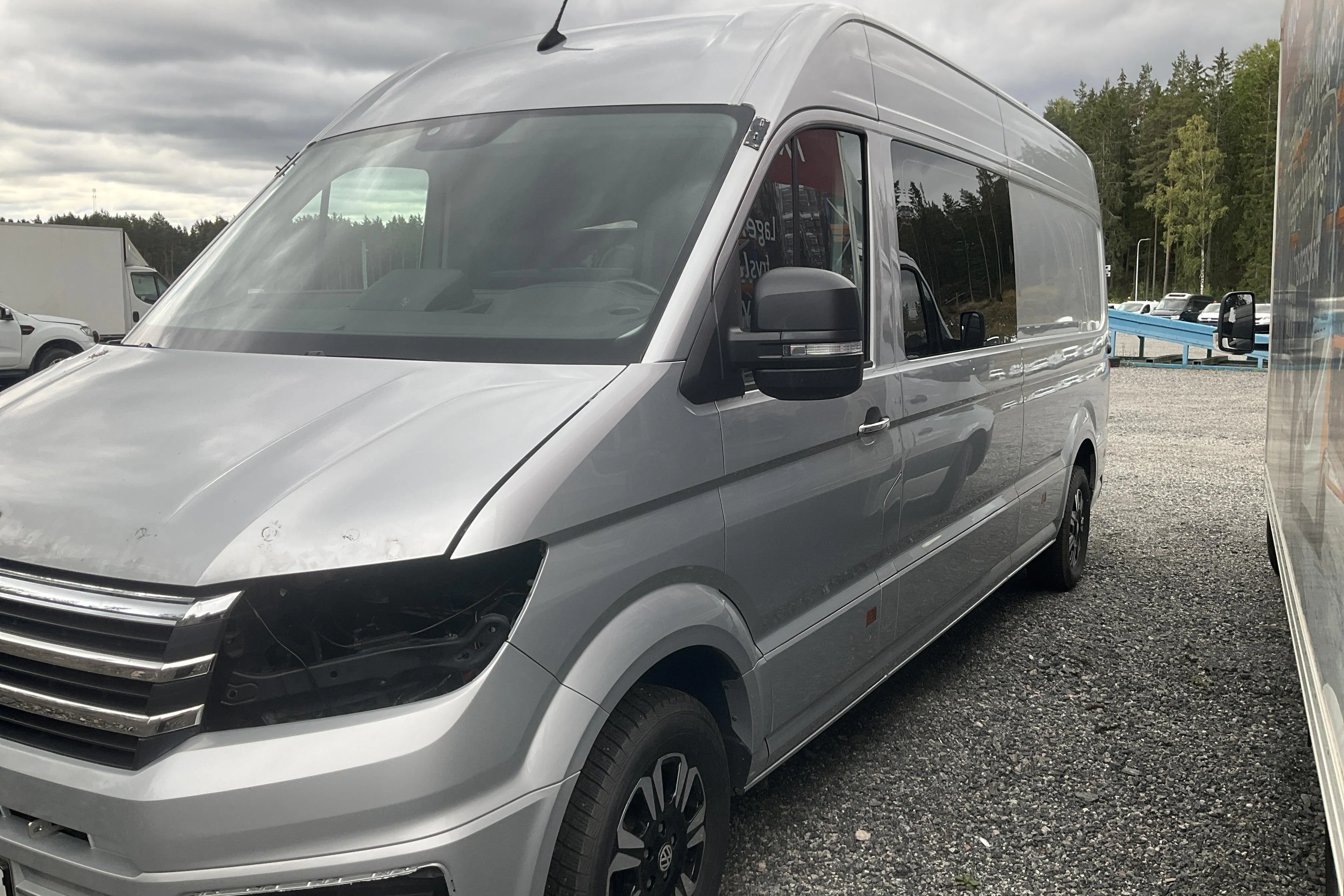 Presentationsfoto 1 av 16: VW Crafter 35 2.0 TDI Skåp (140hk) - 0 mil - Manuell - silver - 2022