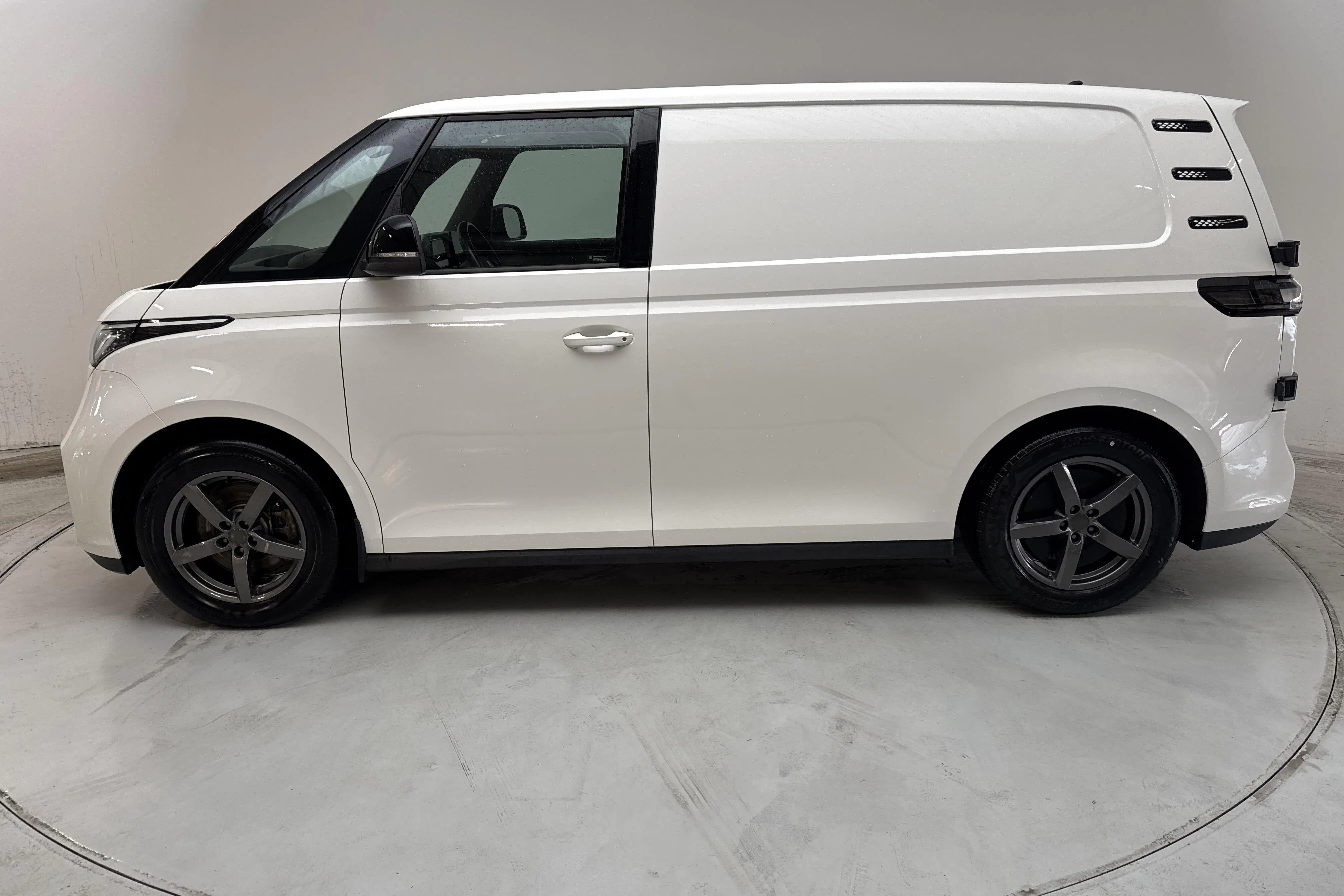 Presentationsfoto 2 av 14: VW ID. Buzz Cargo 79kWh (286hk) - 5 401 mil - Automat - vit - 2025