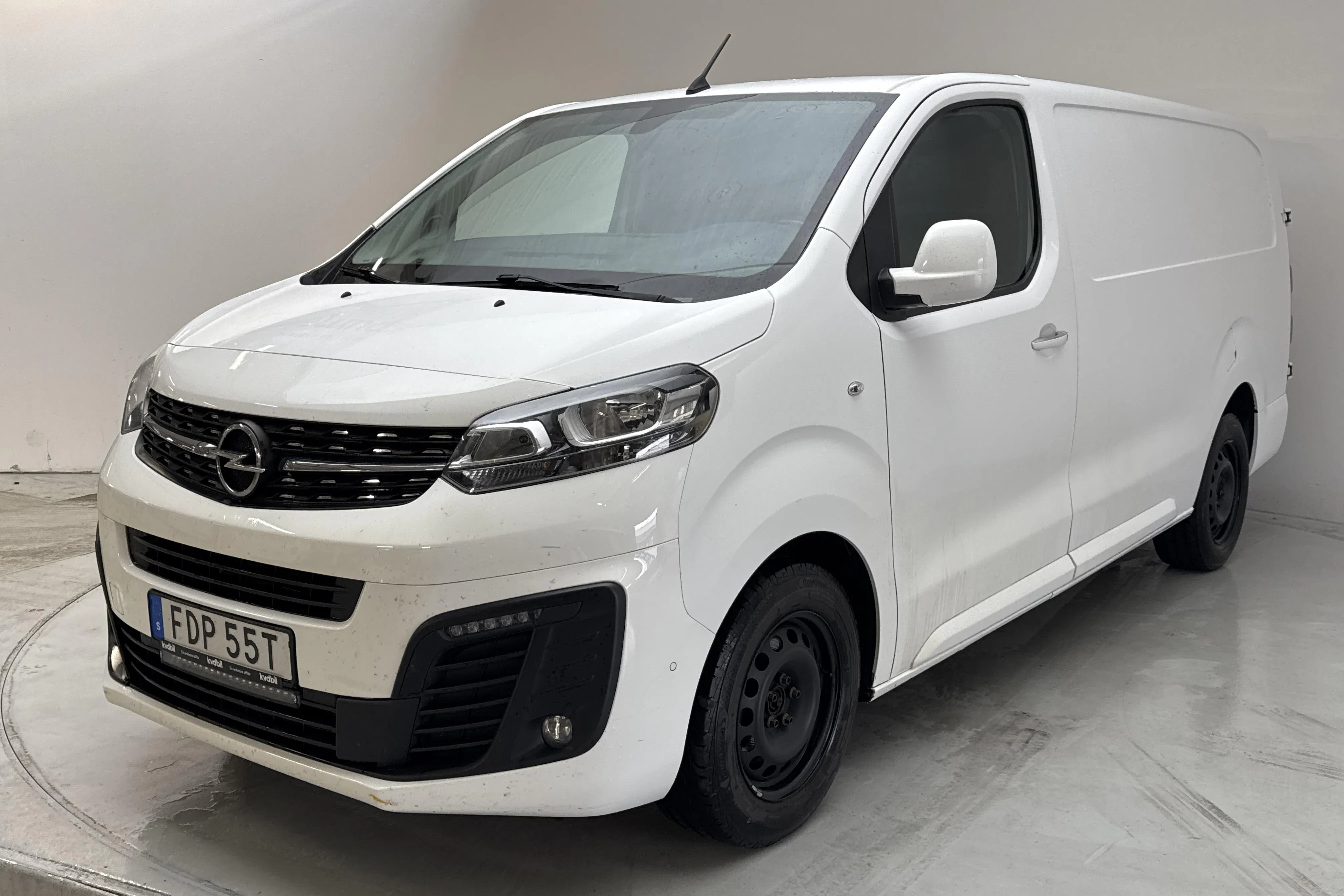 Präsentationsfoto 1 von 12: Opel Vivaro 2.0 BlueHDi 180 (177hk) - 130 390 Kilometer - Verkaufsautomat - Weiß - 2021