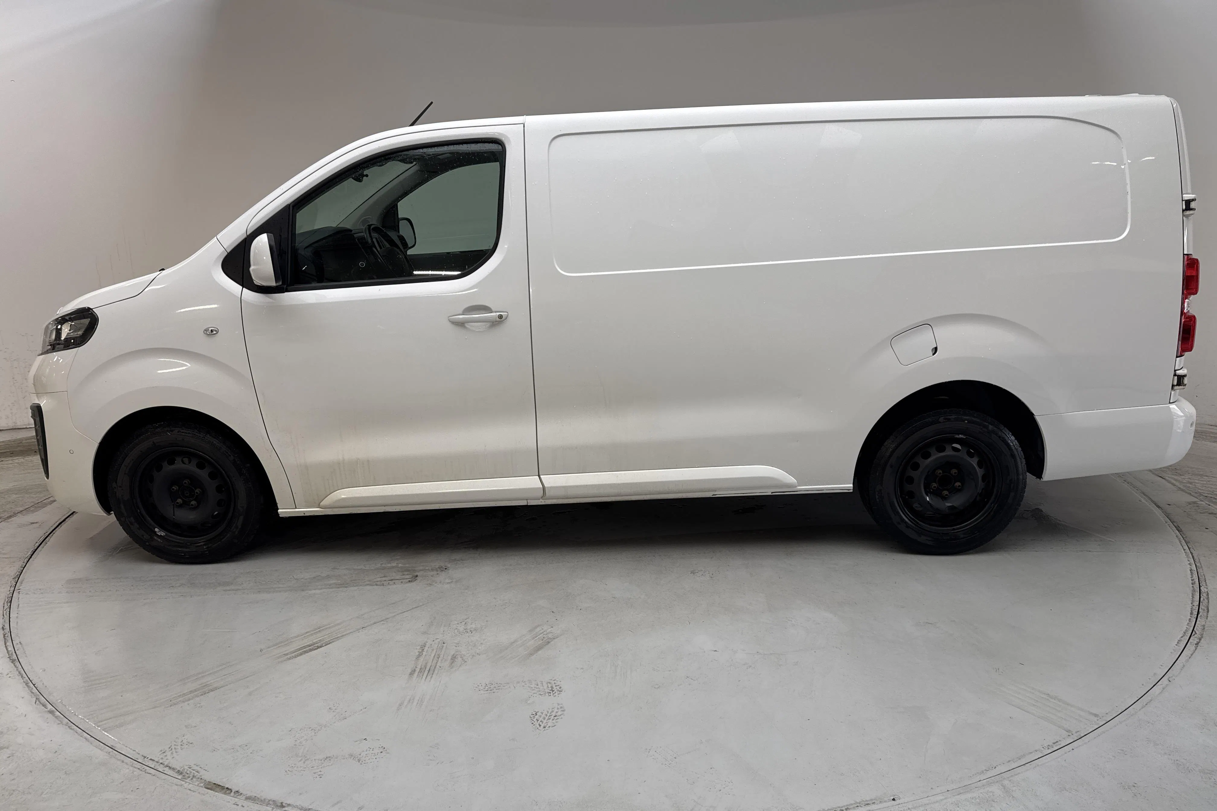 Präsentationsfoto 2 von 12: Opel Vivaro 2.0 BlueHDi 180 (177hk) - 130 390 Kilometer - Verkaufsautomat - Weiß - 2021