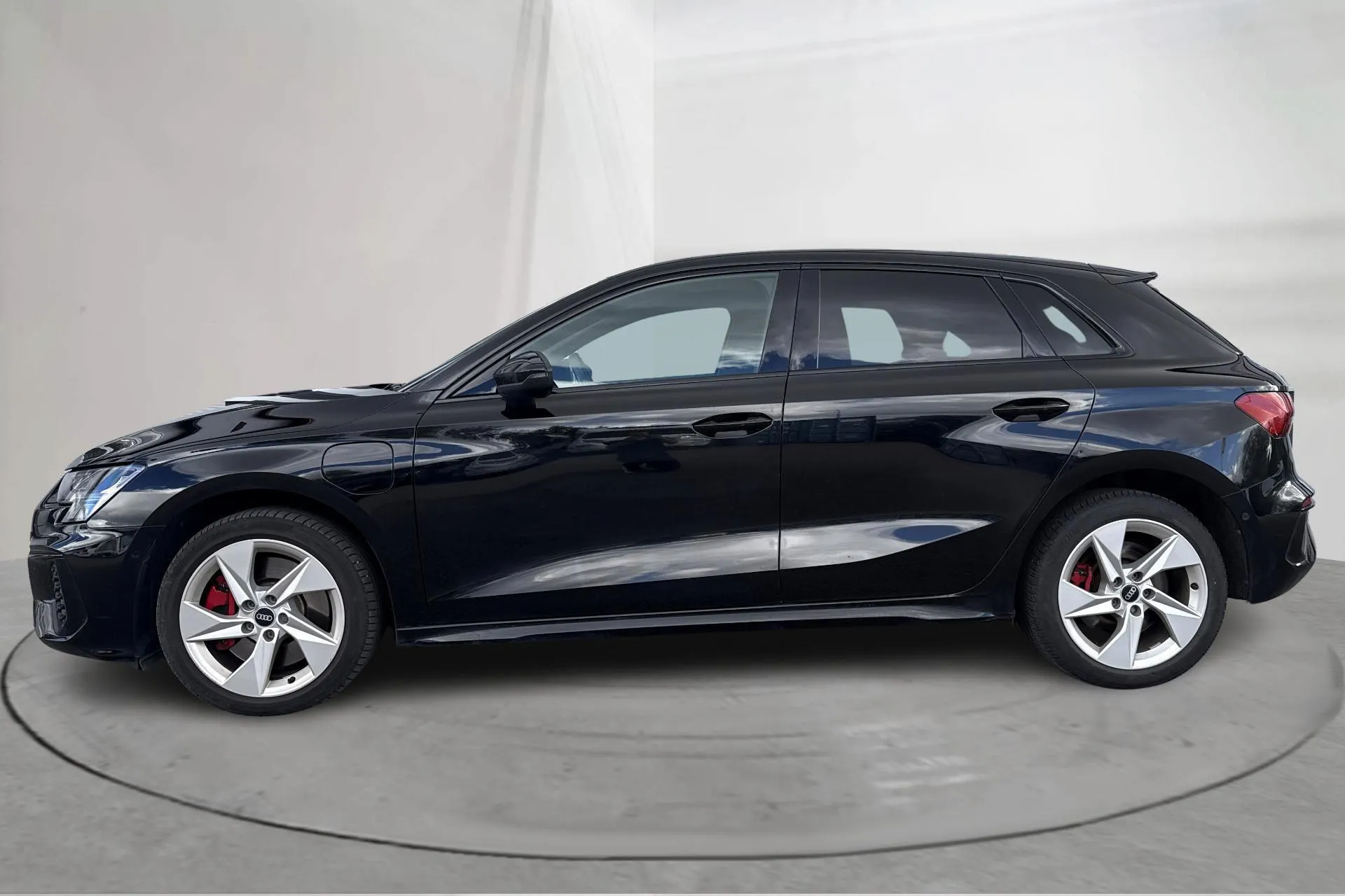 Presentationsfoto 2 av 17: Audi A3 Sportback 45 TFSI e (245hk) - 5 633 mil - Automat - svart - 2021