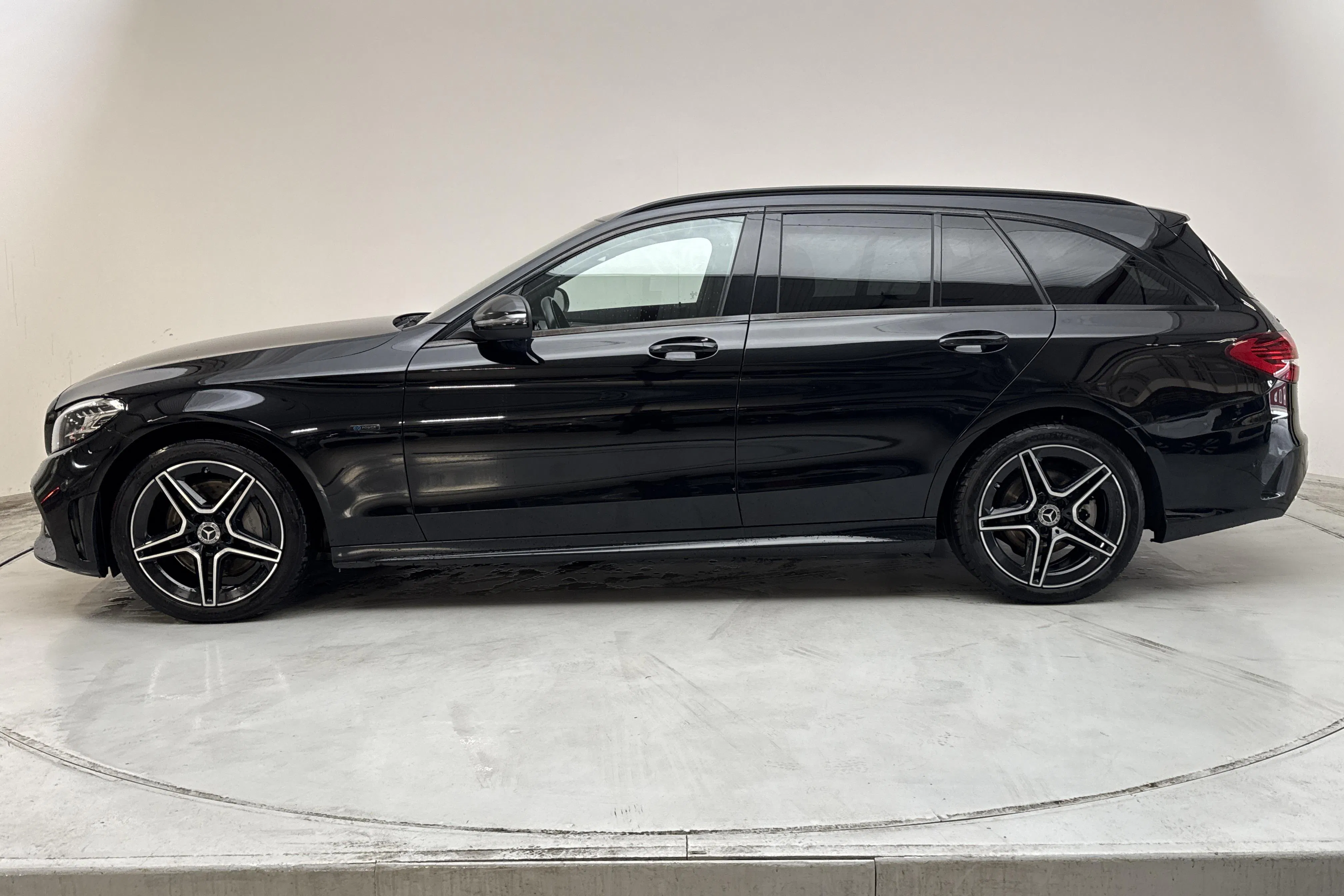 Presentationsfoto 2 av 19: Mercedes C 300 e Kombi S205 (320hk) - 14 754 mil - Automat - svart - 2021