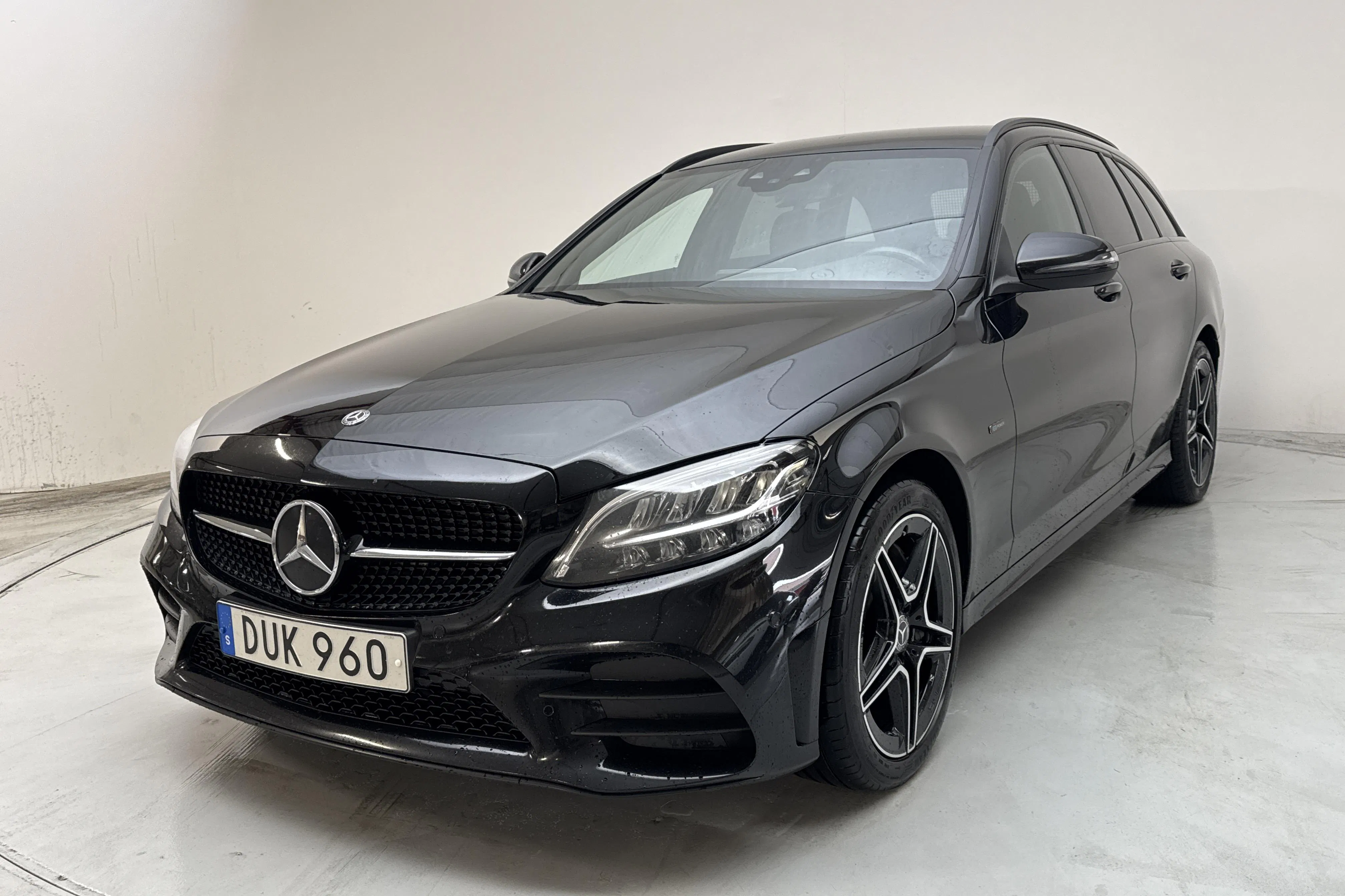 Presentationsfoto 1 av 19: Mercedes C 300 e Kombi S205 (320hk) - 14 754 mil - Automat - svart - 2021