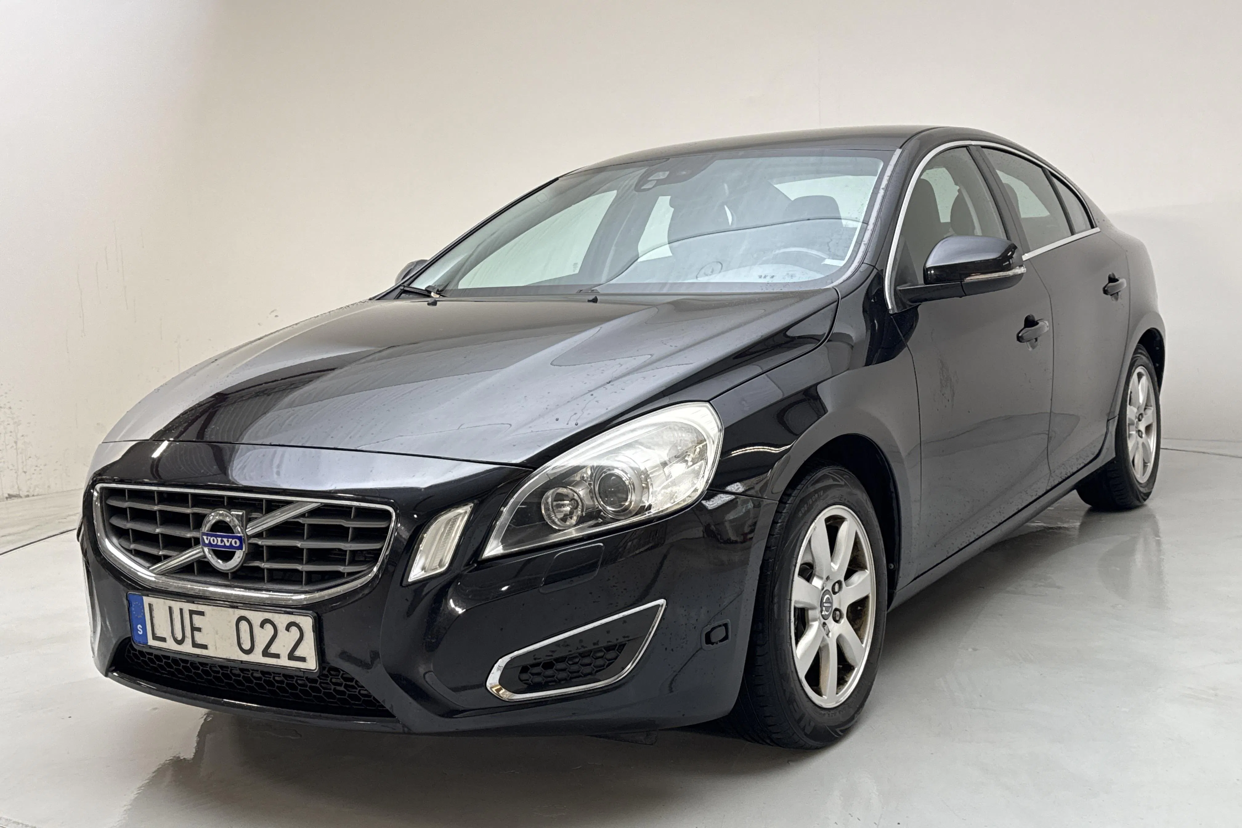 Presentationsfoto 1 av 12: Volvo S60 T3 (150hk) - 16 724 mil - Manuell - svart - 2012