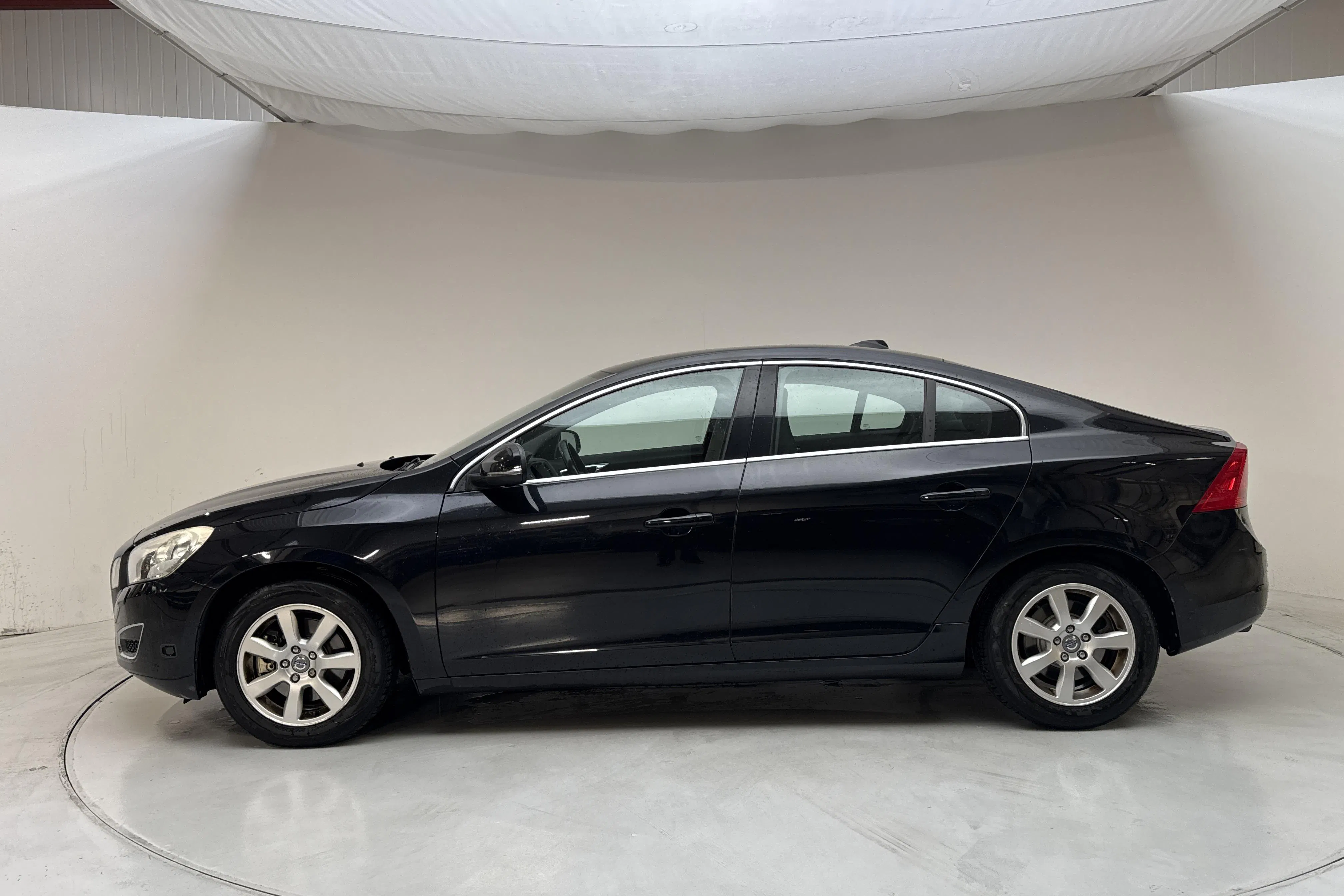 Presentationsfoto 2 av 12: Volvo S60 T3 (150hk) - 16 724 mil - Manuell - svart - 2012