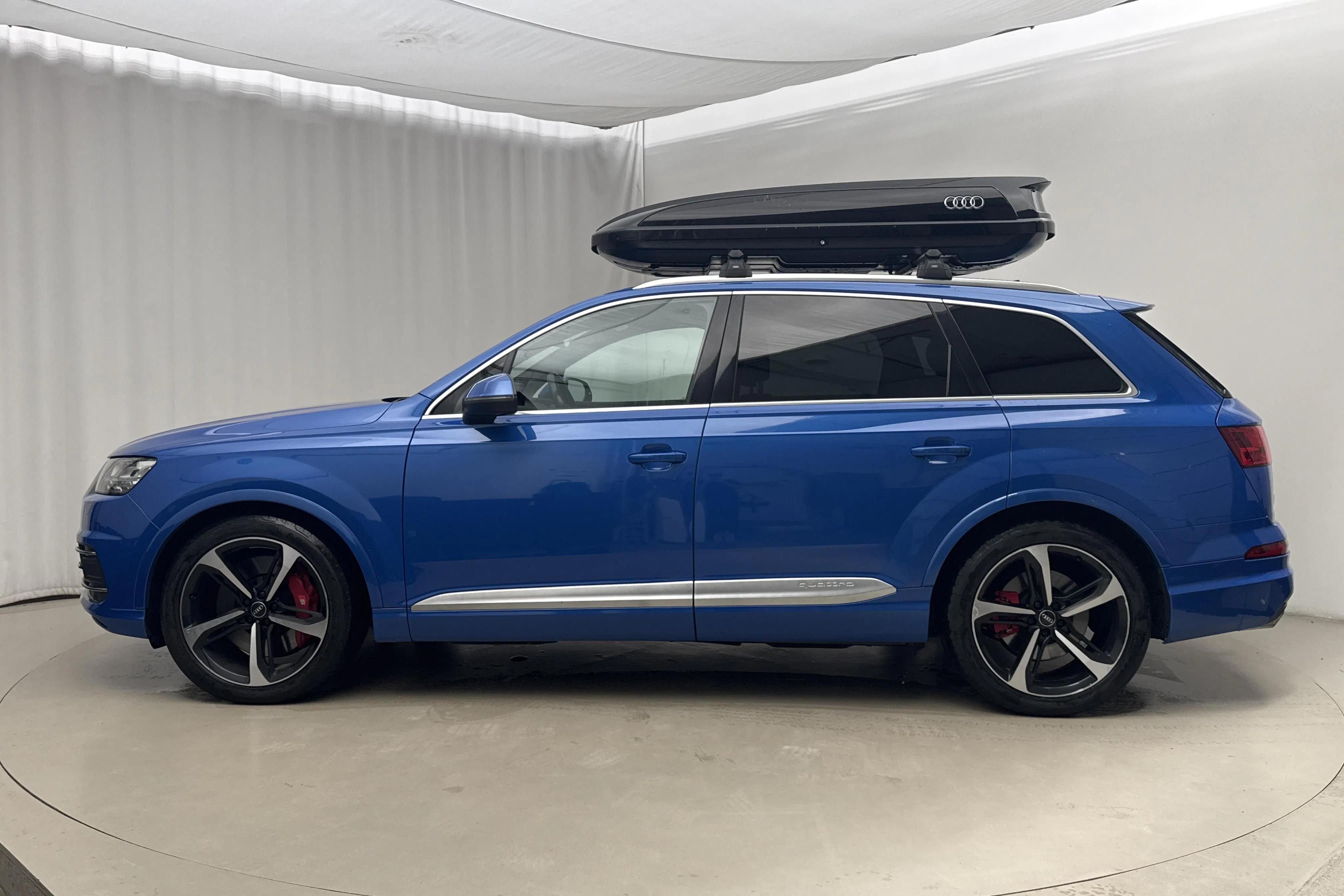 Presentationsfoto 2 av 19: Audi SQ7 4.0 TDI quattro (435hk) - 14 211 mil - Automat - Ljusblå - 2018