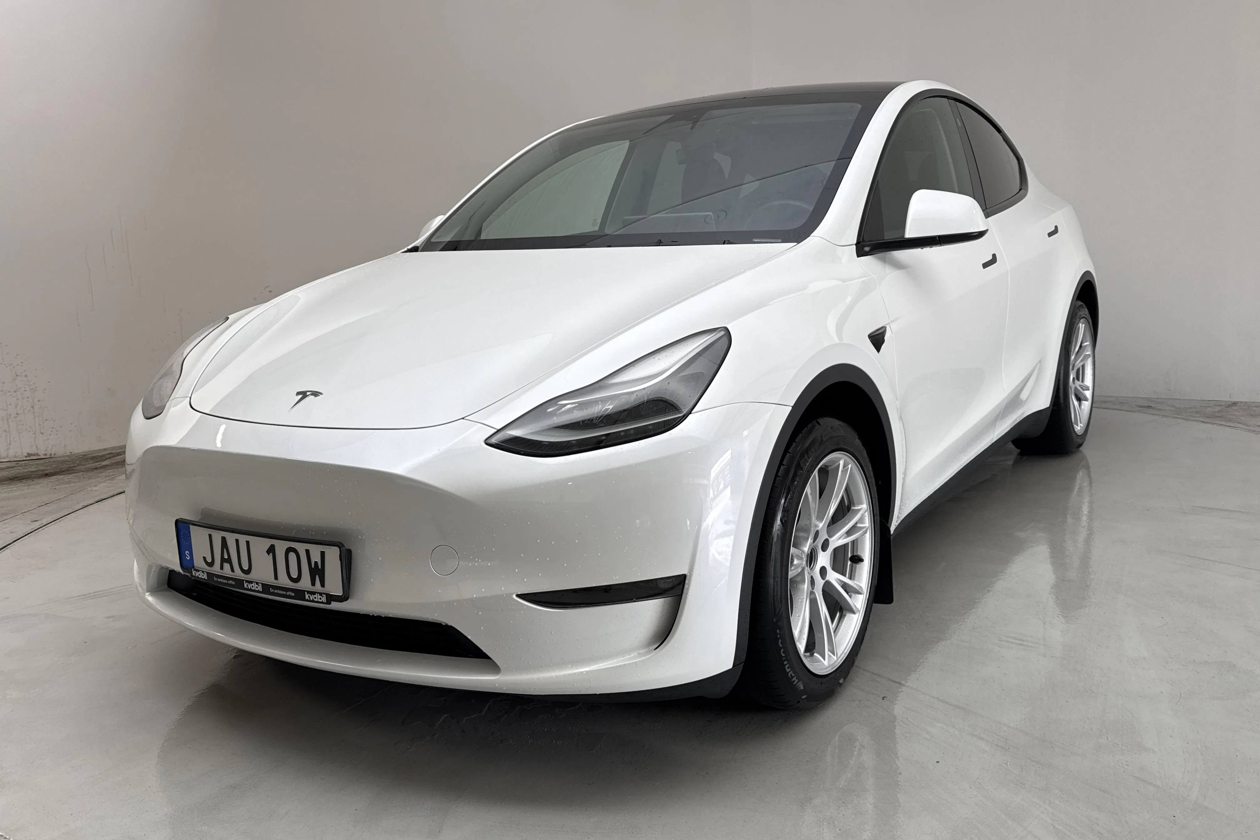 Presentationsfoto 1 av 20: Tesla Model Y Long Range Dual Motor AWD - 4 419 mil - Automat - vit - 2024