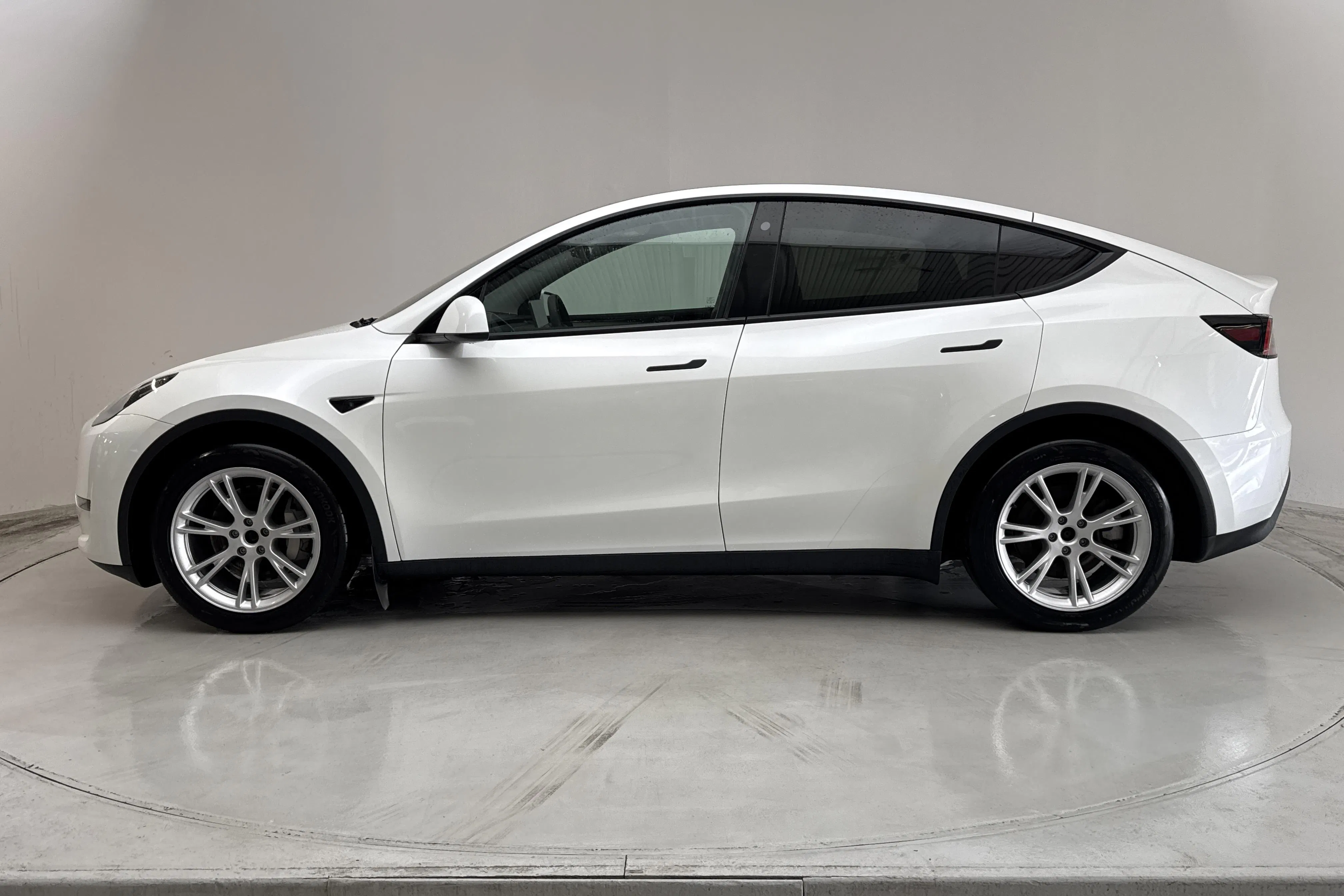 Presentationsfoto 2 av 20: Tesla Model Y Long Range Dual Motor AWD - 4 419 mil - Automat - vit - 2024
