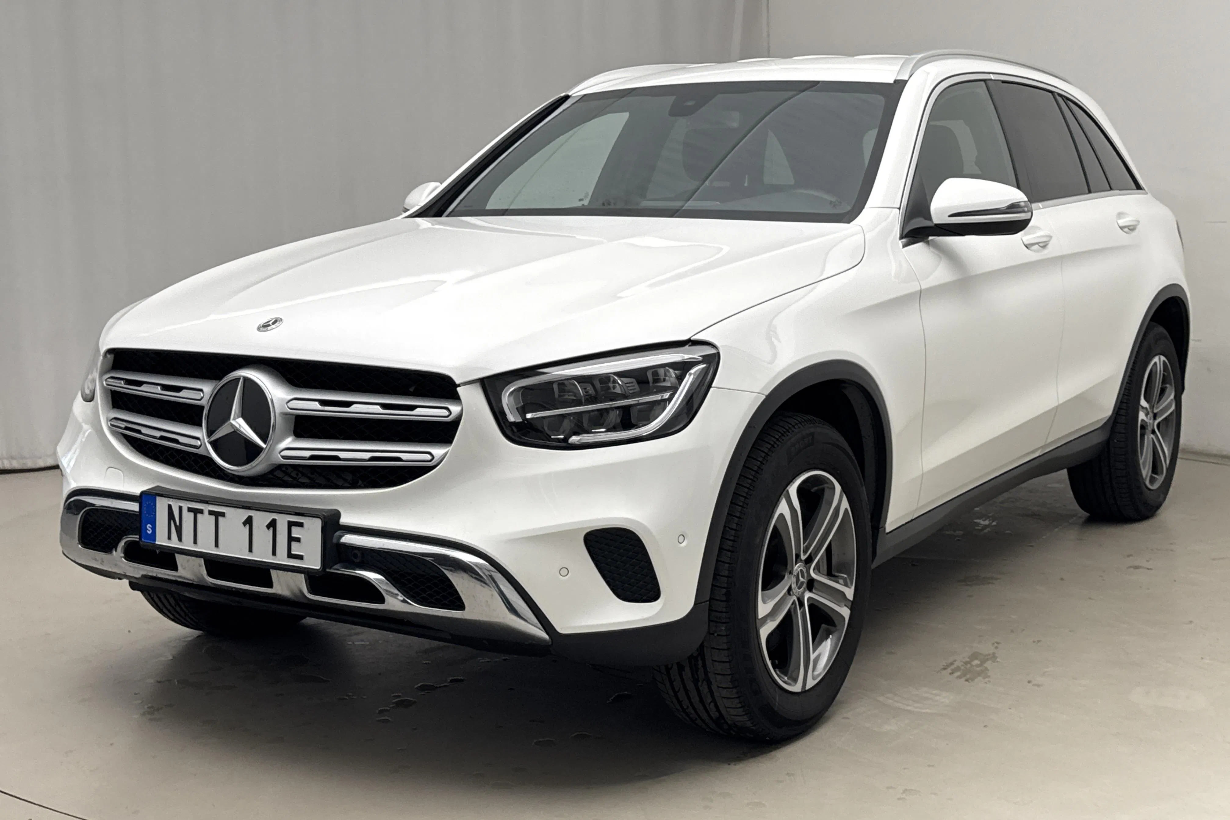 Presentationsfoto 1 av 21: Mercedes GLC 300 e 4MATIC X253 (333hk) - 4 816 mil - Automat - vit - 2022