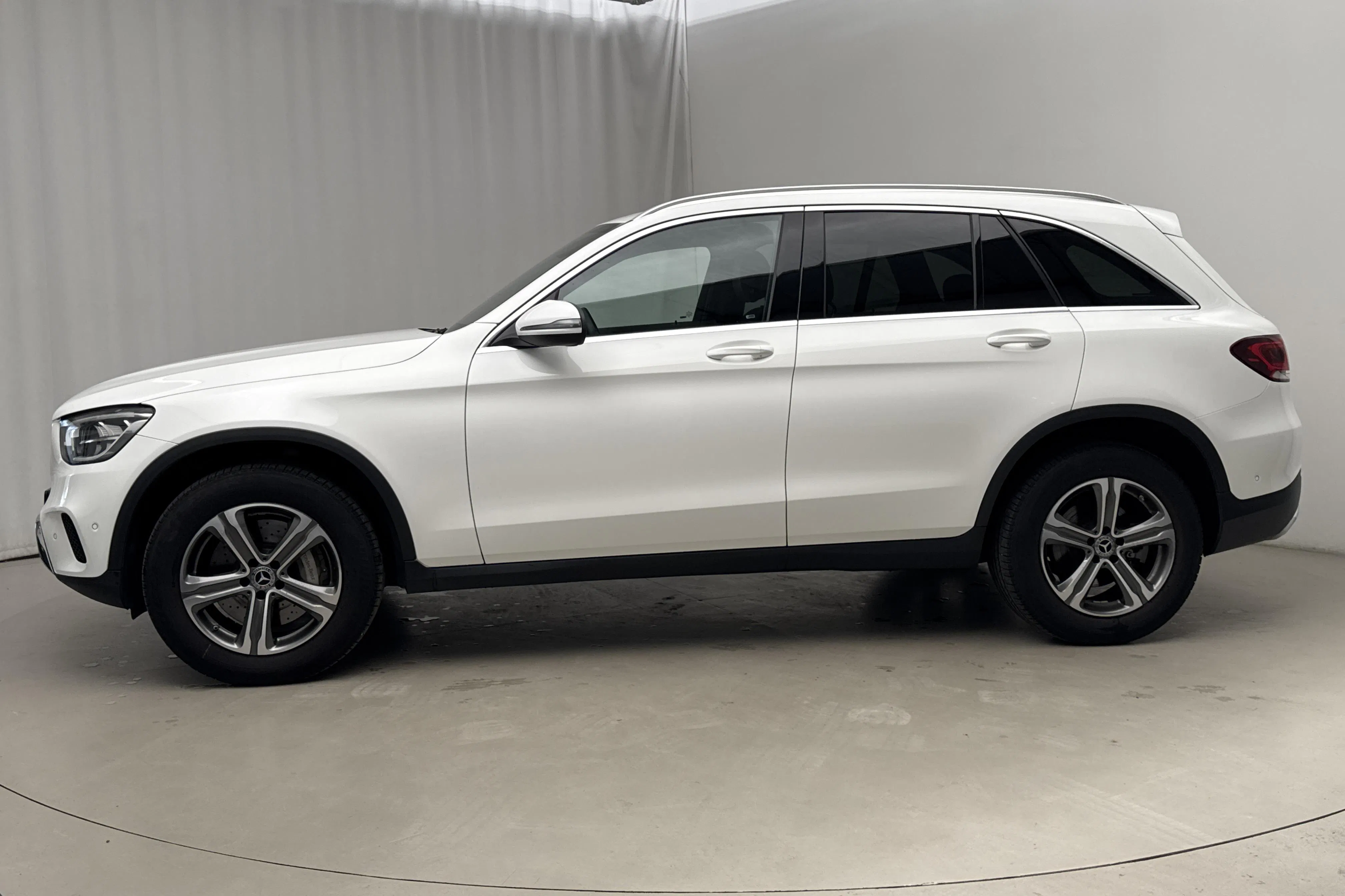 Presentationsfoto 2 av 21: Mercedes GLC 300 e 4MATIC X253 (333hk) - 4 816 mil - Automat - vit - 2022