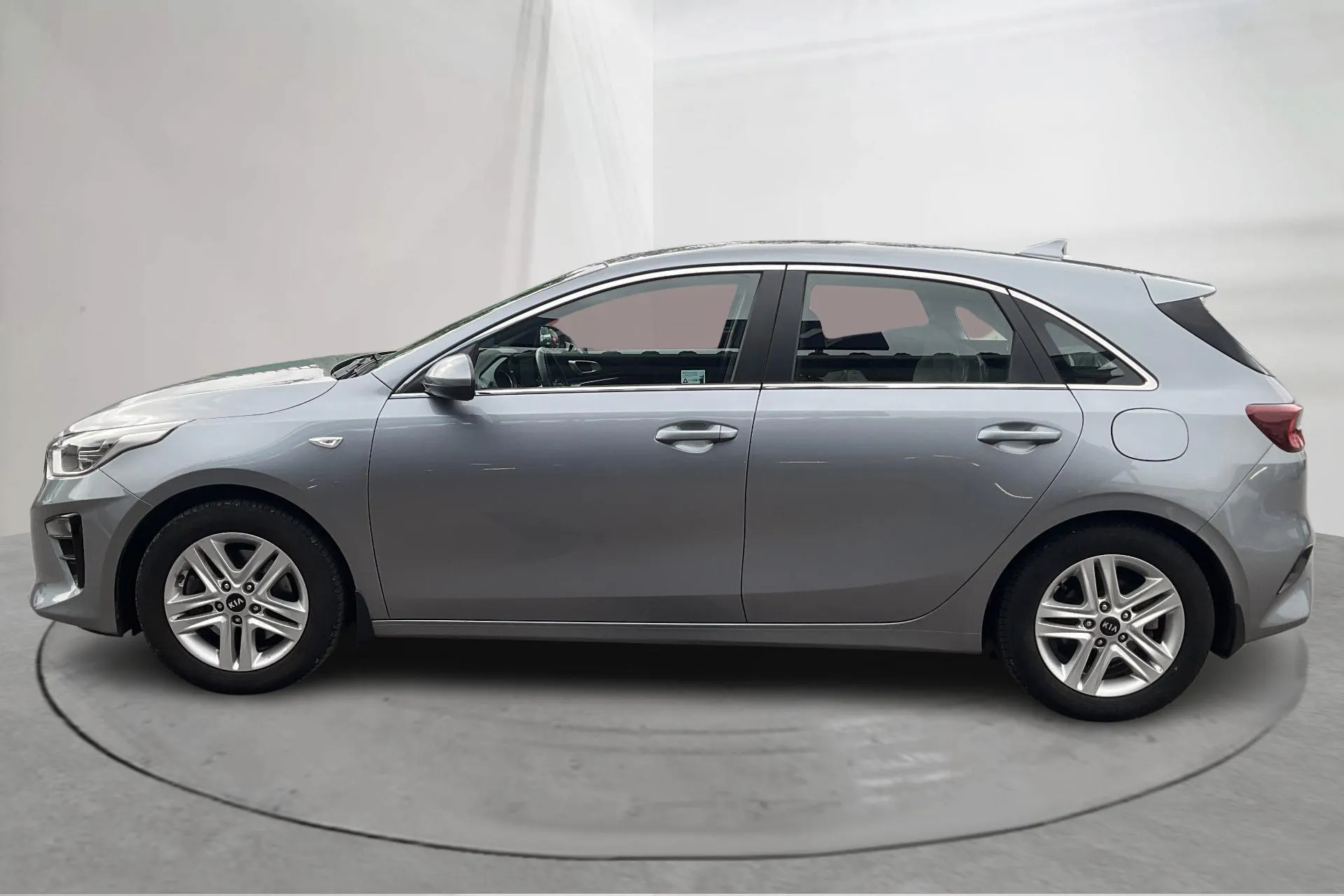 Presentationsfoto 2 av 16: KIA Ceed 1.0 T-GDi 5dr (120hk) - 2 208 mil - Manuell - grå - 2021