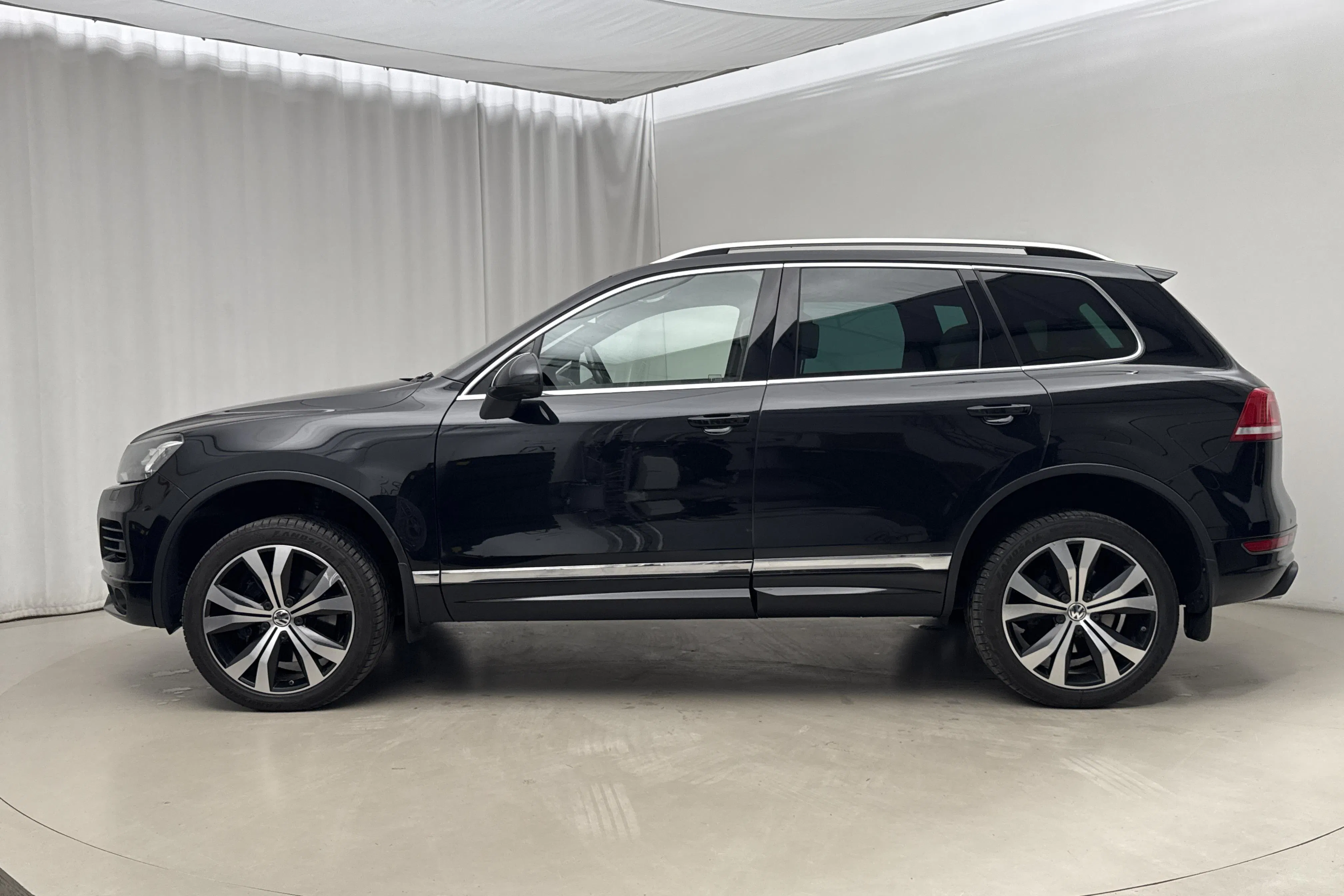 Presentationsfoto 2 av 18: VW Touareg V8 TDI (340hk) - 20 765 mil - Automat - svart - 2014