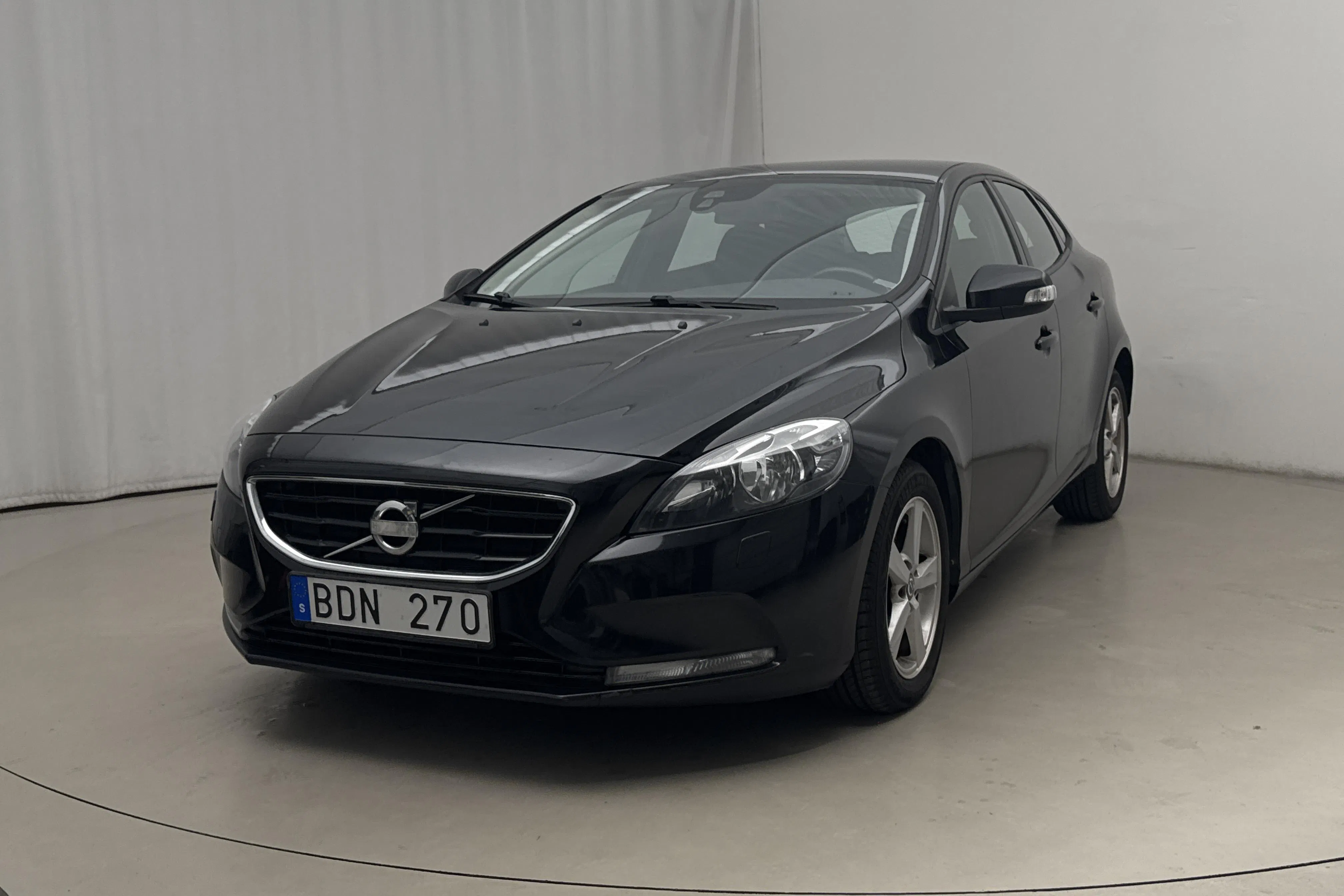 Presentationsfoto 1 av 14: Volvo V40 D2 (115hk) - 14 413 mil - Manuell - svart - 2014