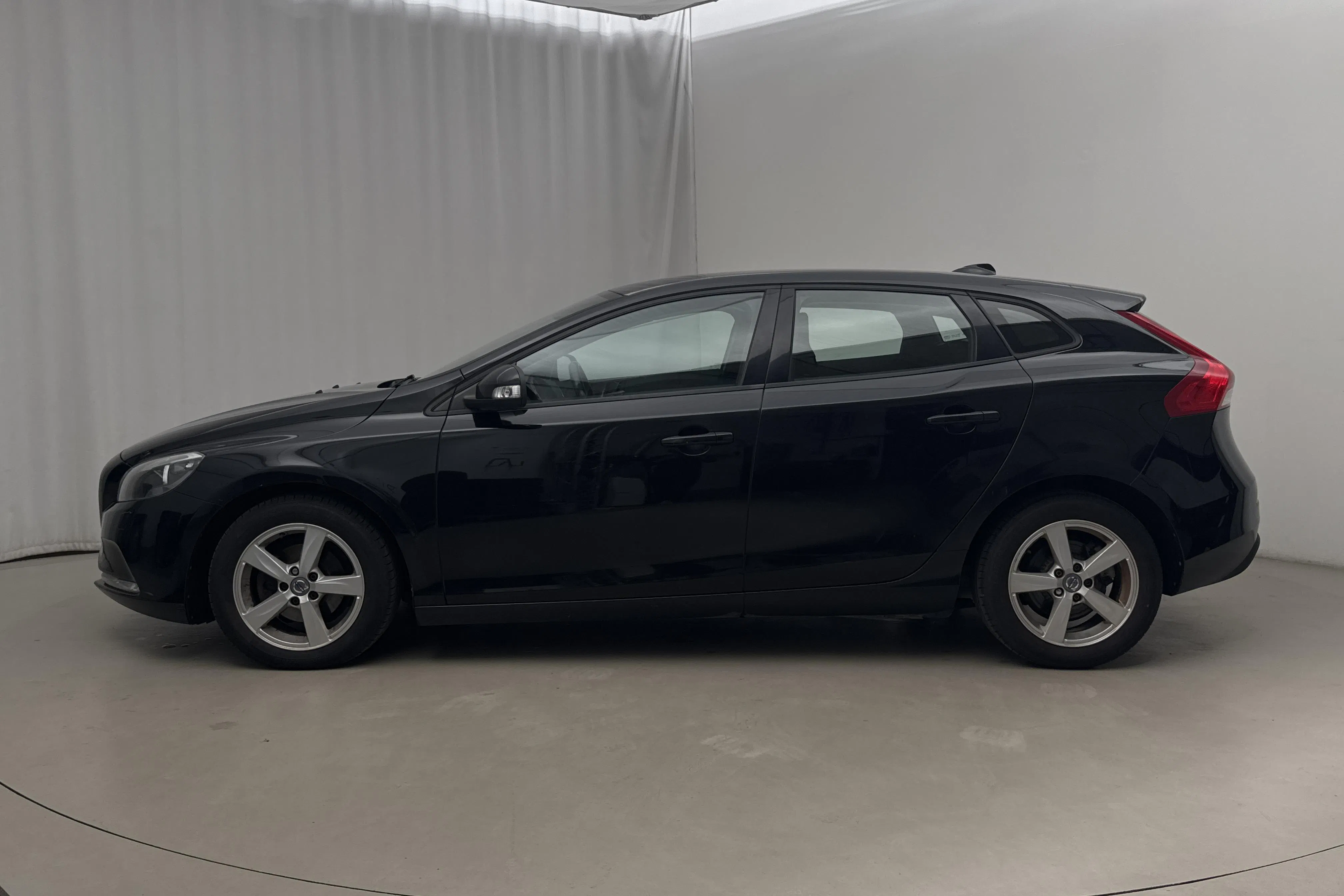 Presentationsfoto 2 av 14: Volvo V40 D2 (115hk) - 14 413 mil - Manuell - svart - 2014