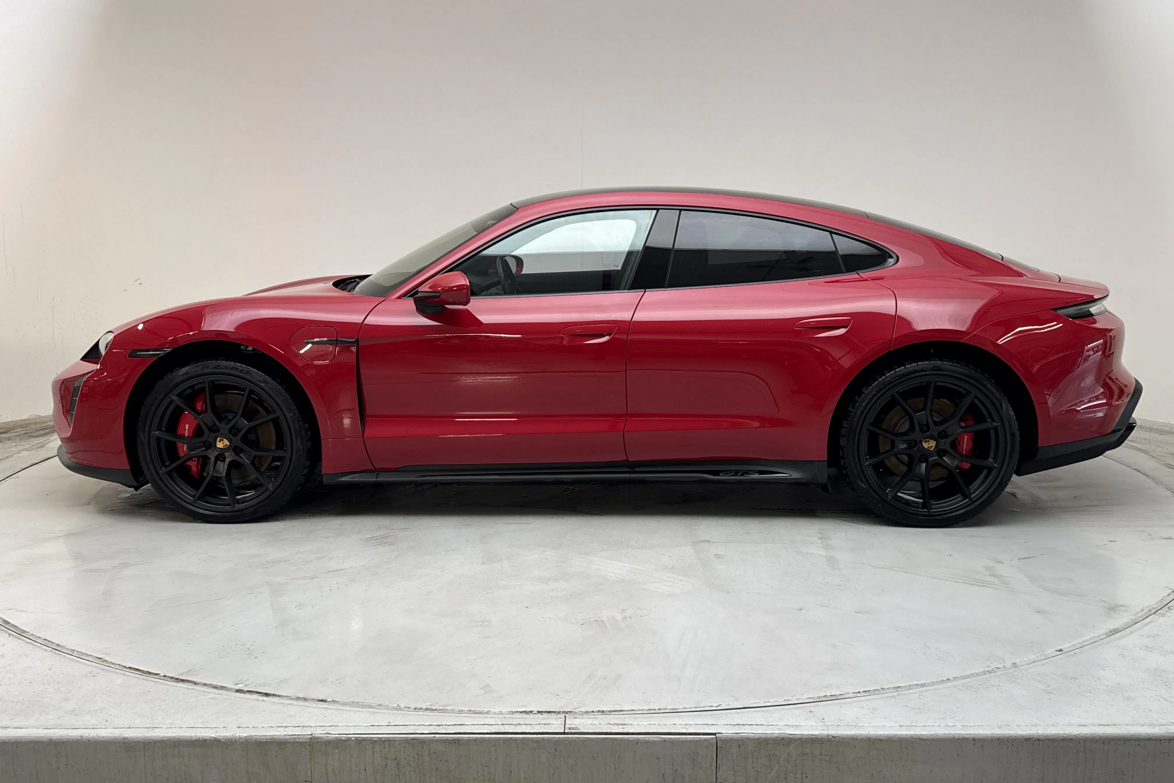 Presentationsfoto 2 av 26: Porsche Taycan GTS (598hk) - 6 610 mil - Automat - röd - 2022