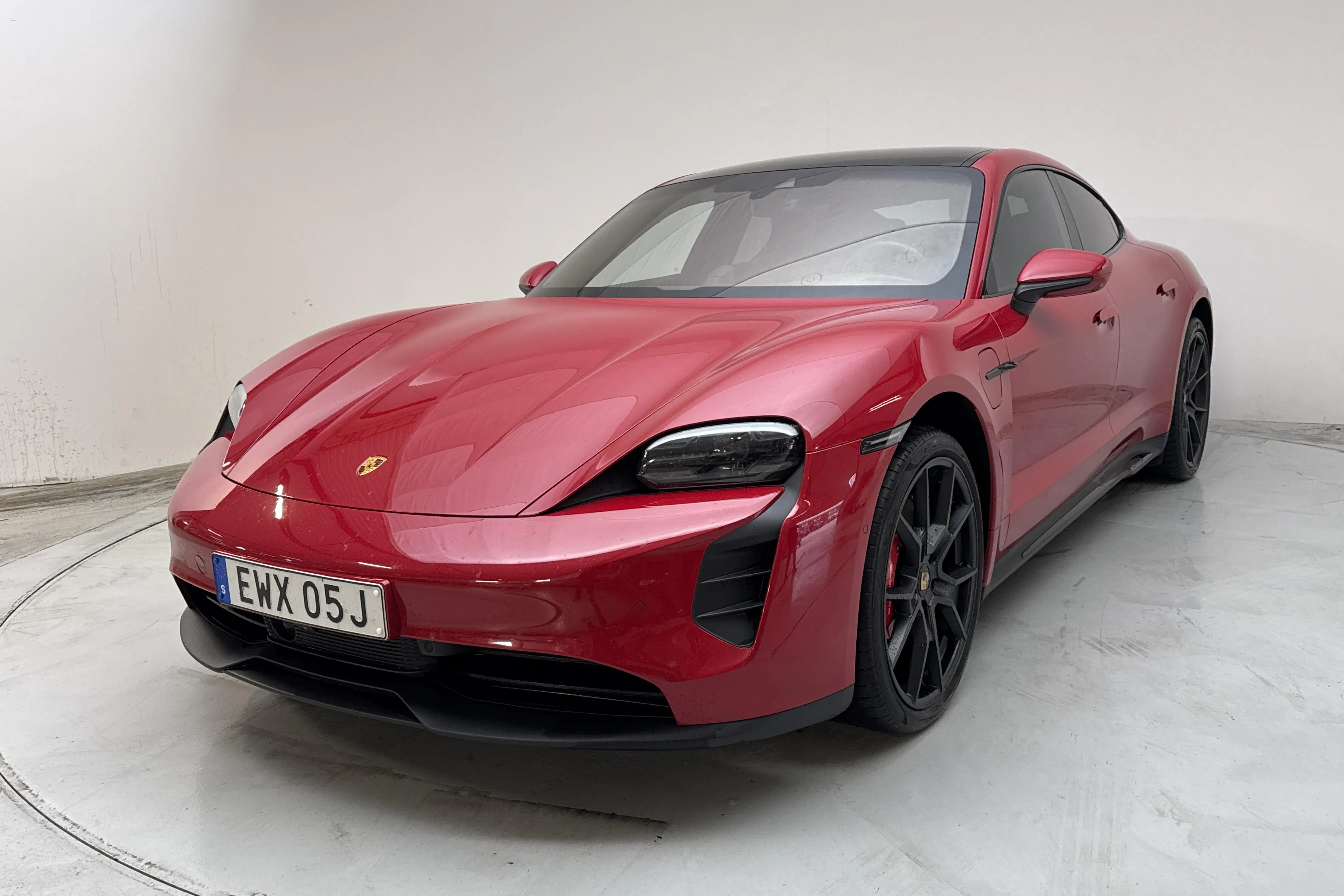 Presentationsfoto 1 av 26: Porsche Taycan GTS (598hk) - 6 610 mil - Automat - röd - 2022