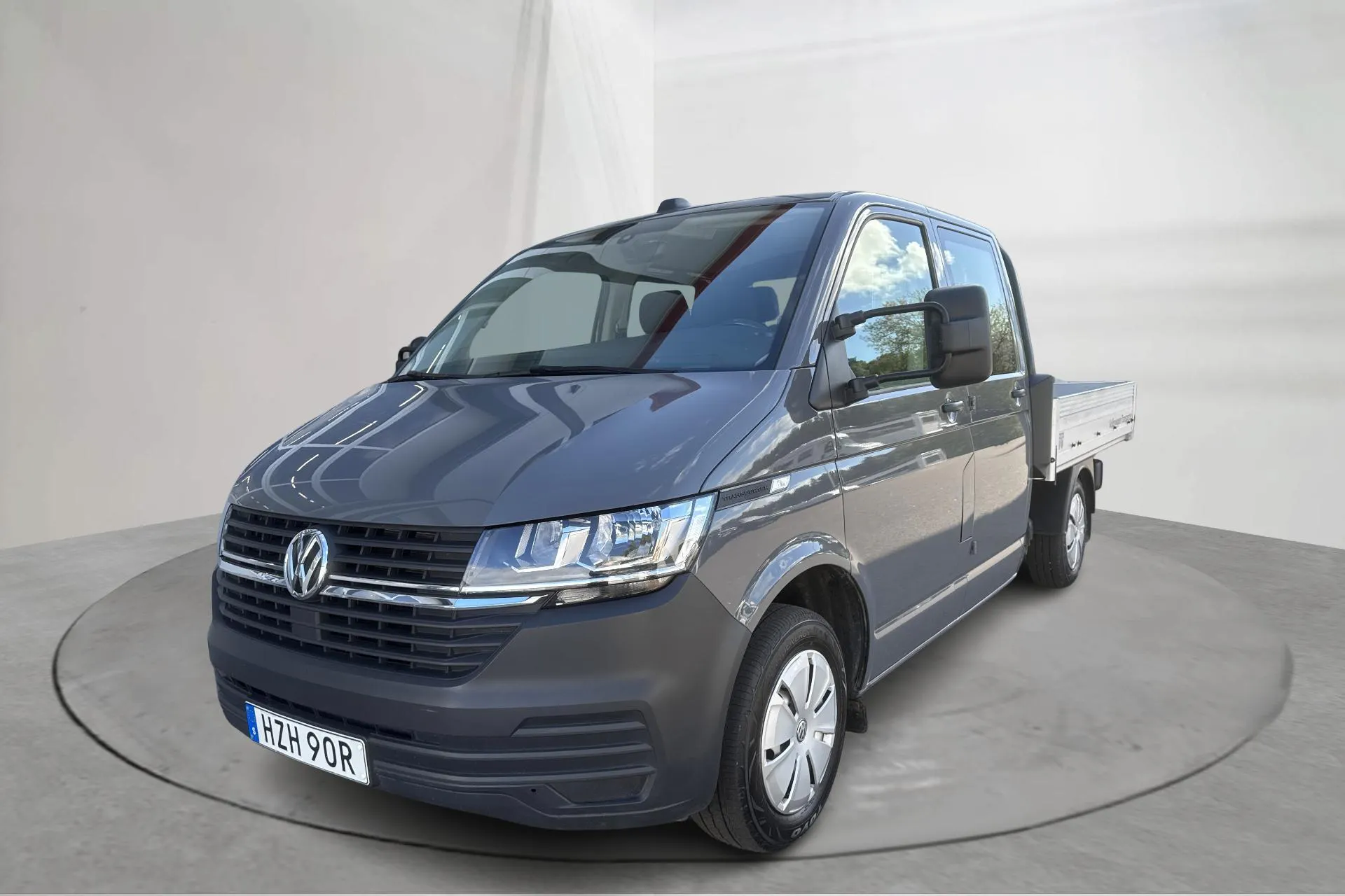Presentationsfoto 1 av 13: VW Transporter Pickup T6.1 TDI (110hk) - 6 793 mil - Manuell - grå - 2023