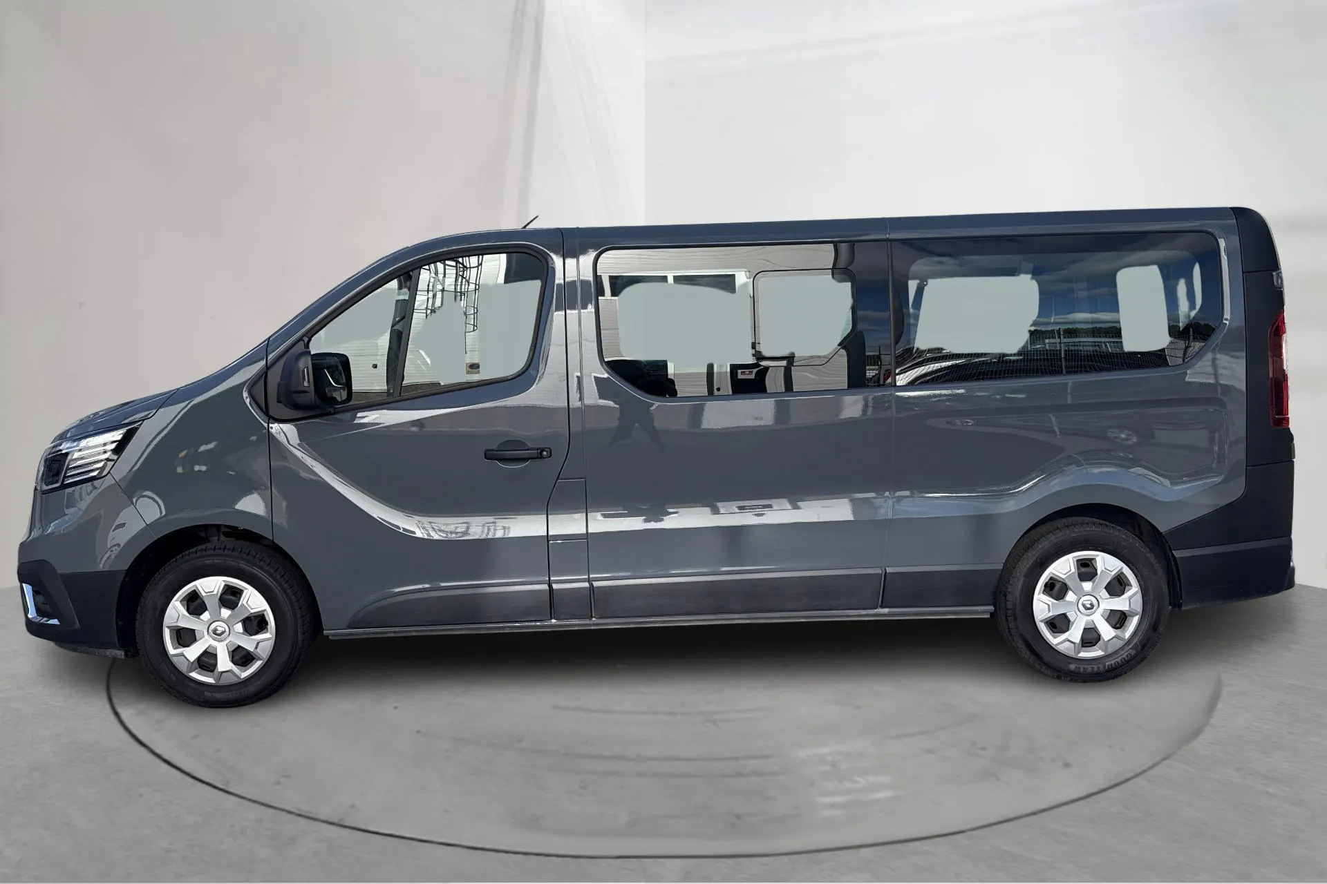 Presentationsfoto 2 av 13: Renault Trafic Passenger 2.0 dCi (150hk) - 4 783 mil - Manuell - grå - 2024