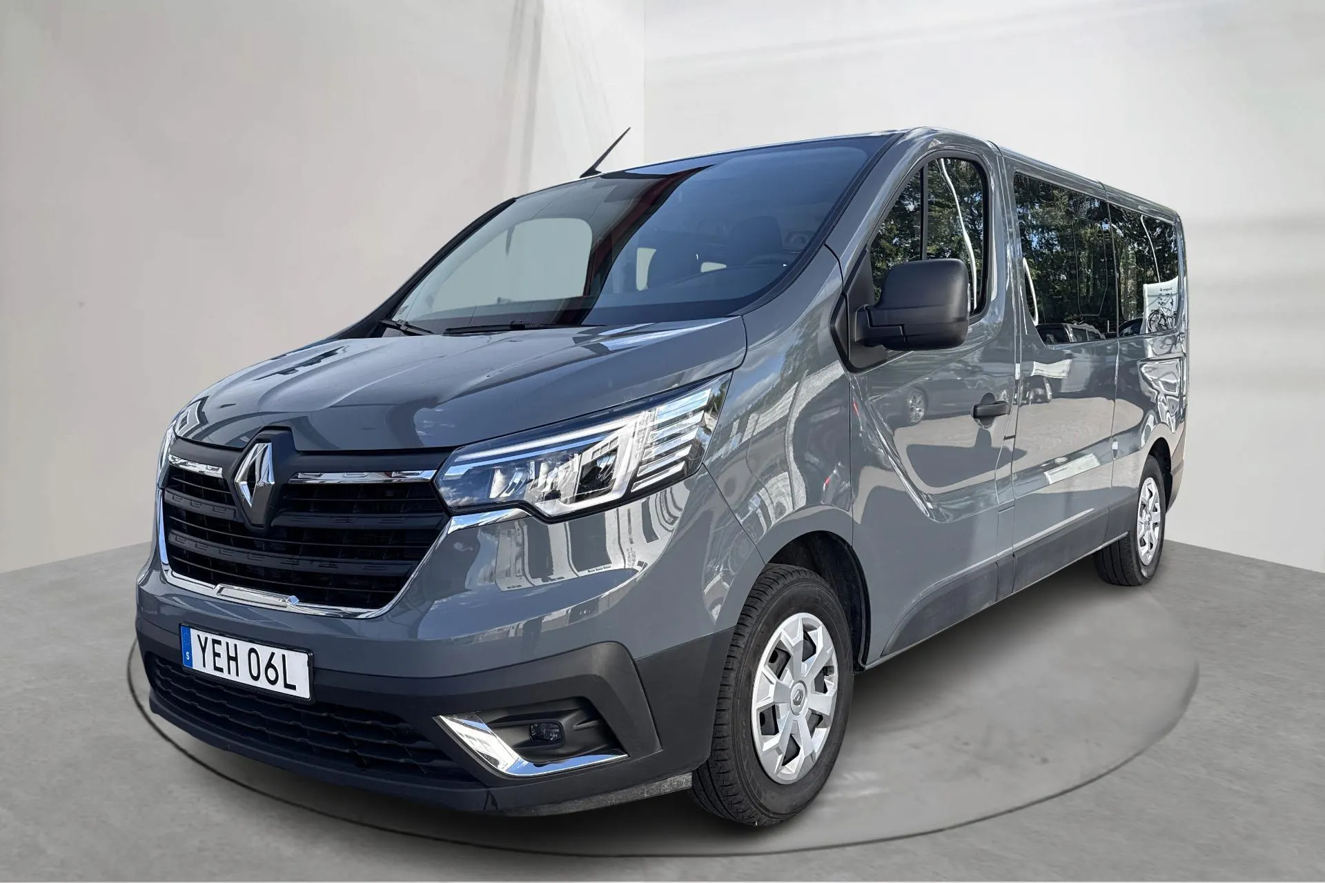 Presentationsfoto 1 av 13: Renault Trafic Passenger 2.0 dCi (150hk) - 4 783 mil - Manuell - grå - 2024