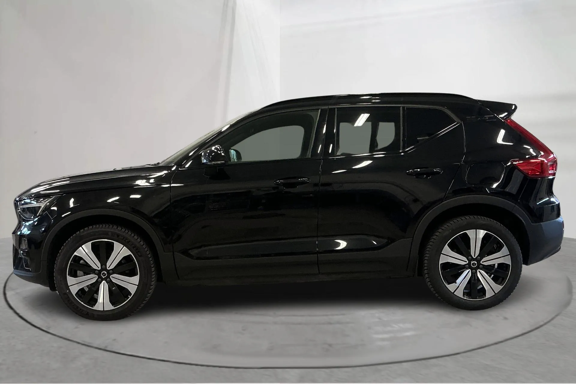 Presentationsfoto 2 av 19: Volvo XC40 P6 Recharge (231hk) - 6 491 mil - Automat - svart - 2023