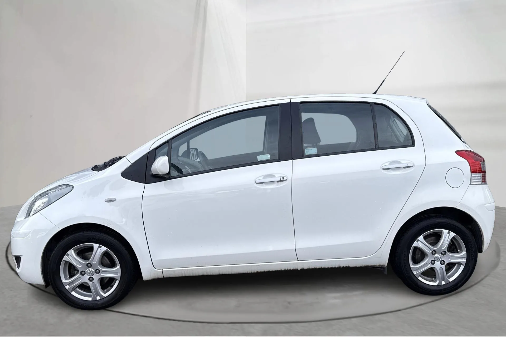 Presentationsfoto 2 av 12: Toyota Yaris 1.4 D-4D 5dr (90hk) - 6 360 mil - Automat - vit - 2010