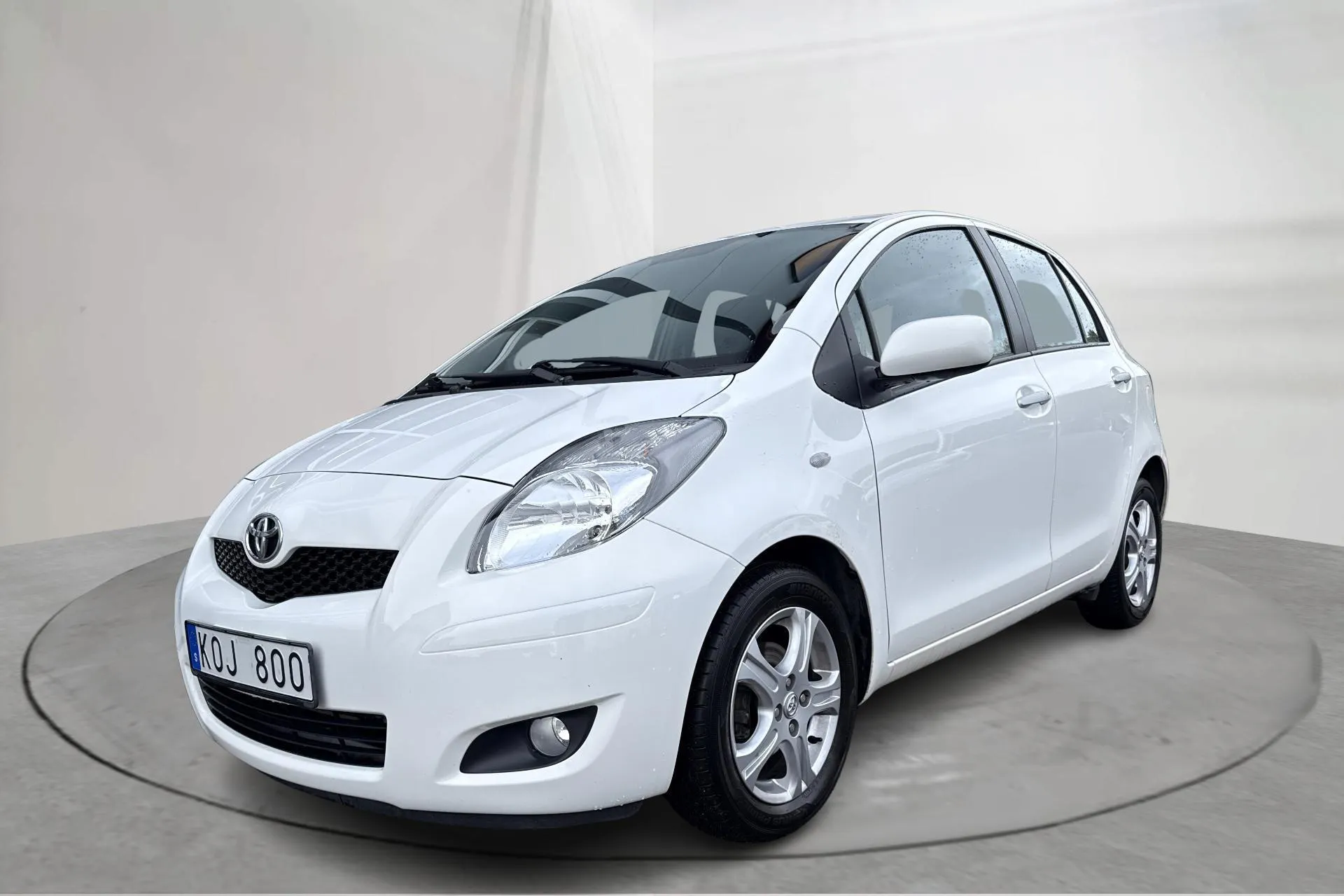Presentationsfoto 1 av 12: Toyota Yaris 1.4 D-4D 5dr (90hk) - 6 360 mil - Automat - vit - 2010
