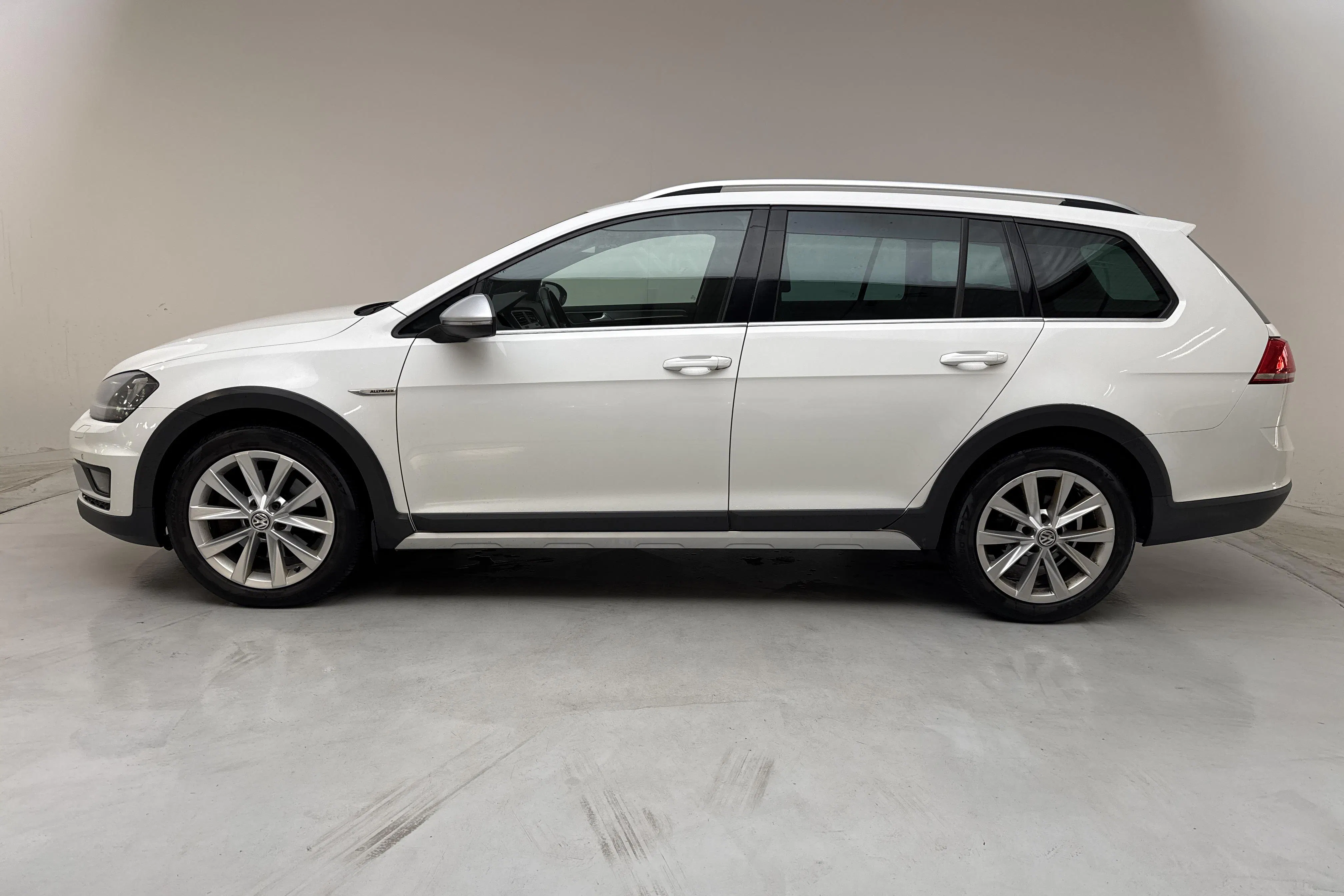 Presentation photo 2 of 16: VW Golf Alltrack 2.0 TDI 4Motion (184hk) - 259 900 km - Automatic - white - 2016