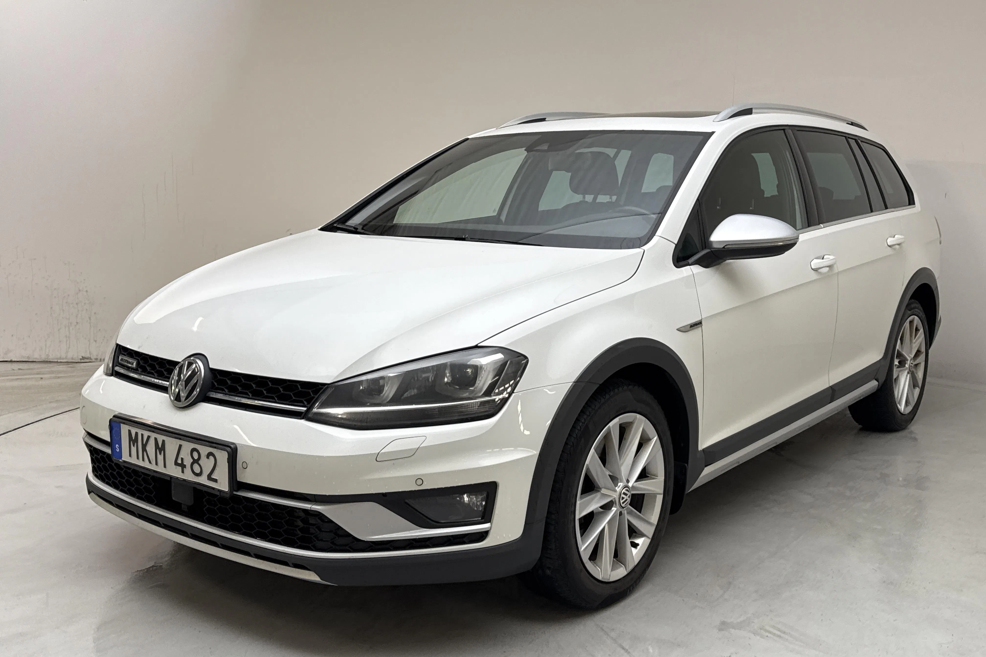 Presentation photo 1 of 16: VW Golf Alltrack 2.0 TDI 4Motion (184hk) - 259 900 km - Automatic - white - 2016