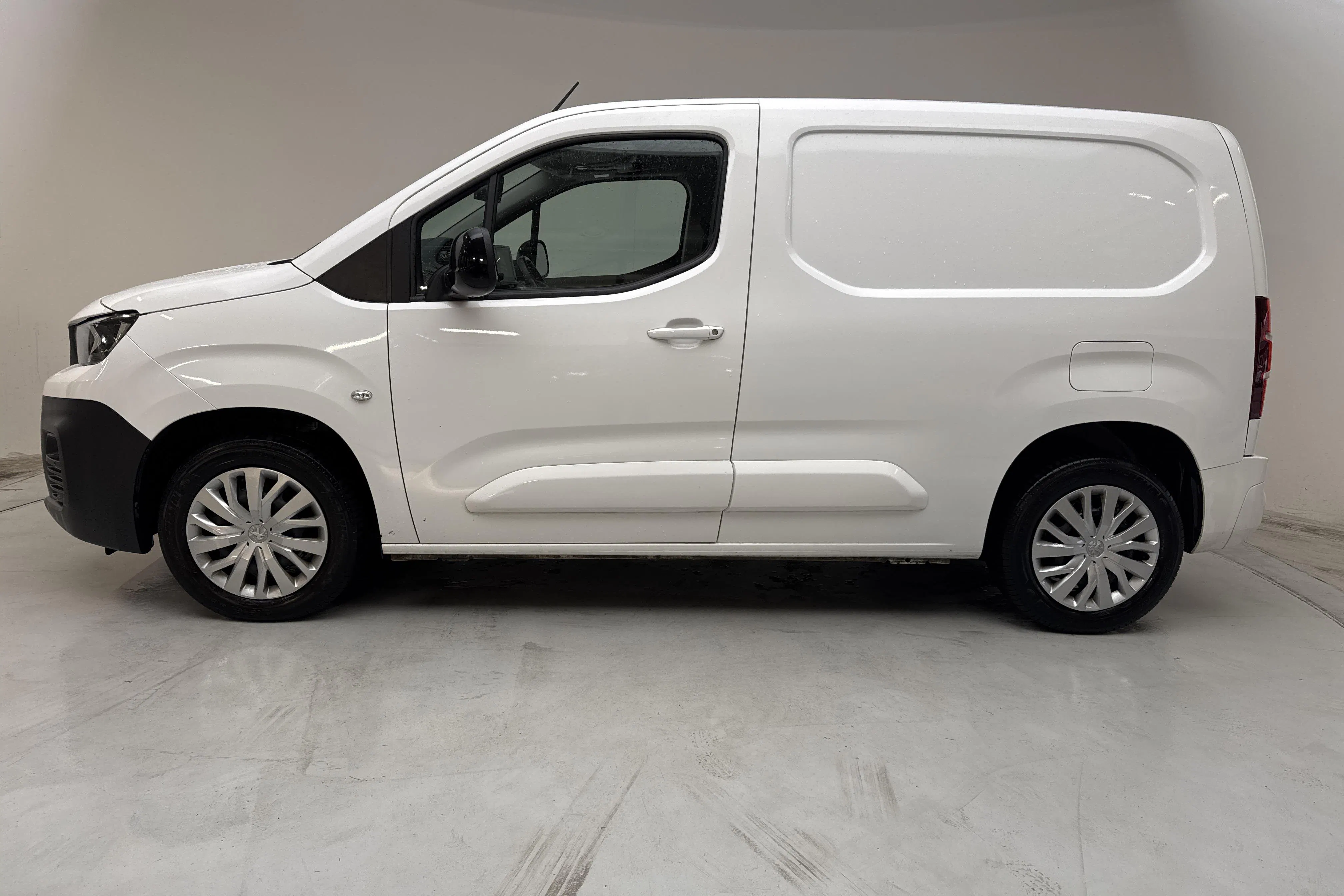 Presentationsfoto 2 av 14: Peugeot Partner 1.5 HDI Skåp (130hk) - 6 464 mil - Automat - vit - 2022