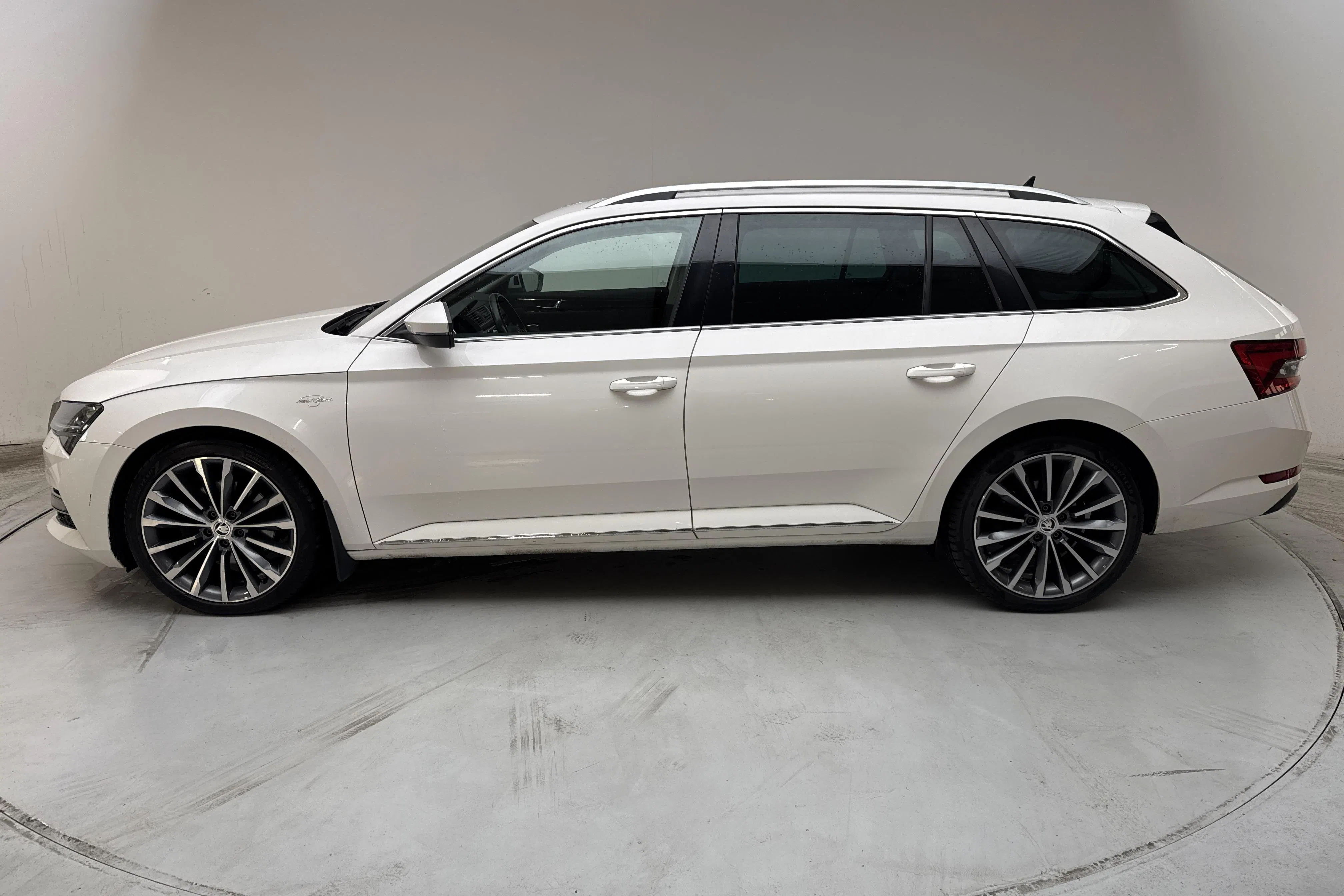 Presentationsfoto 2 av 13: Skoda Superb 2.0 TDI 4x4 Kombi (190hk) - 20 798 mil - Automat - vit - 2020