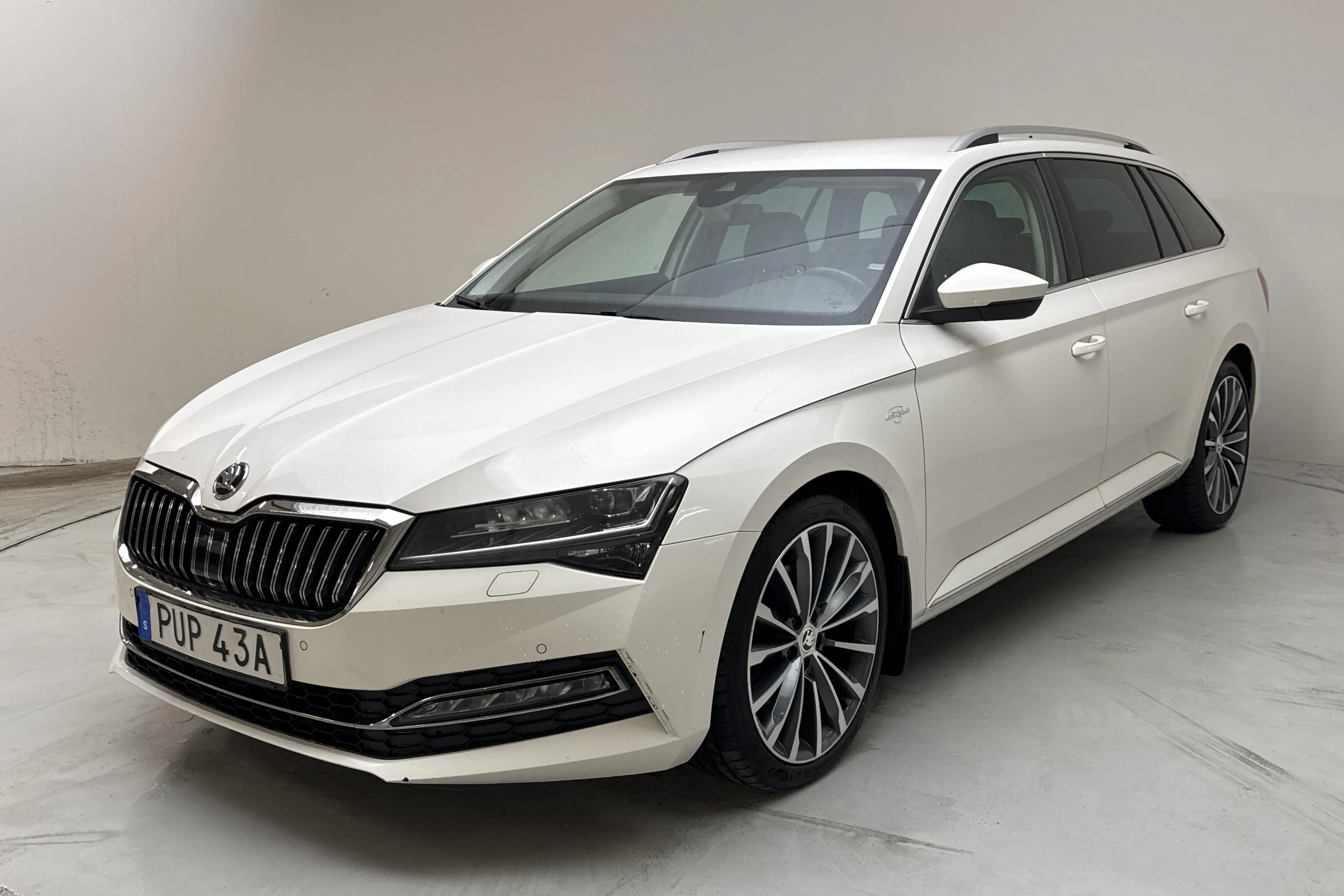 Presentationsfoto 1 av 13: Skoda Superb 2.0 TDI 4x4 Kombi (190hk) - 20 798 mil - Automat - vit - 2020