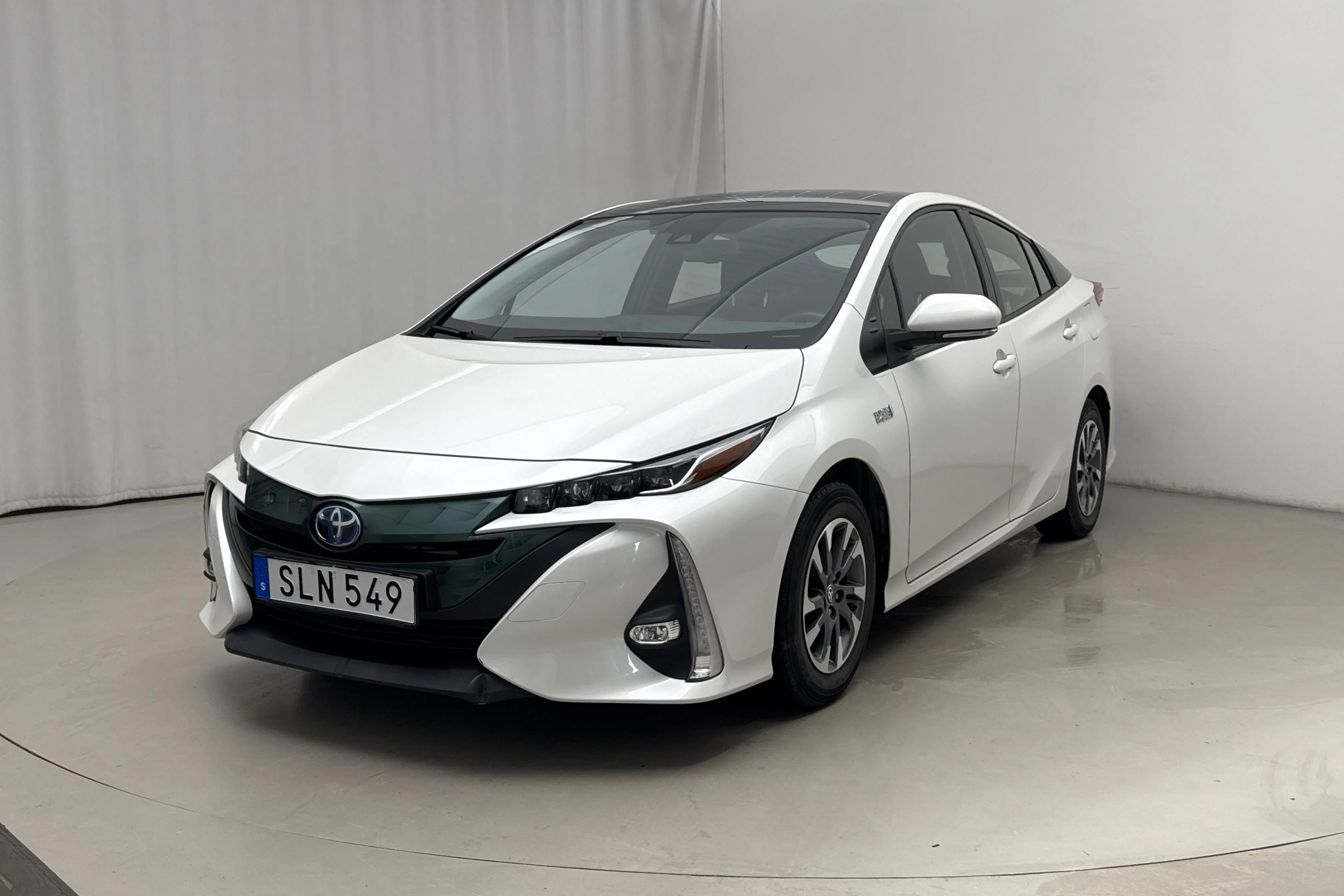Presentationsfoto 1 av 18: Toyota Prius 1.8 Plug-In (99hk) - 4 831 mil - Automat - vit - 2018