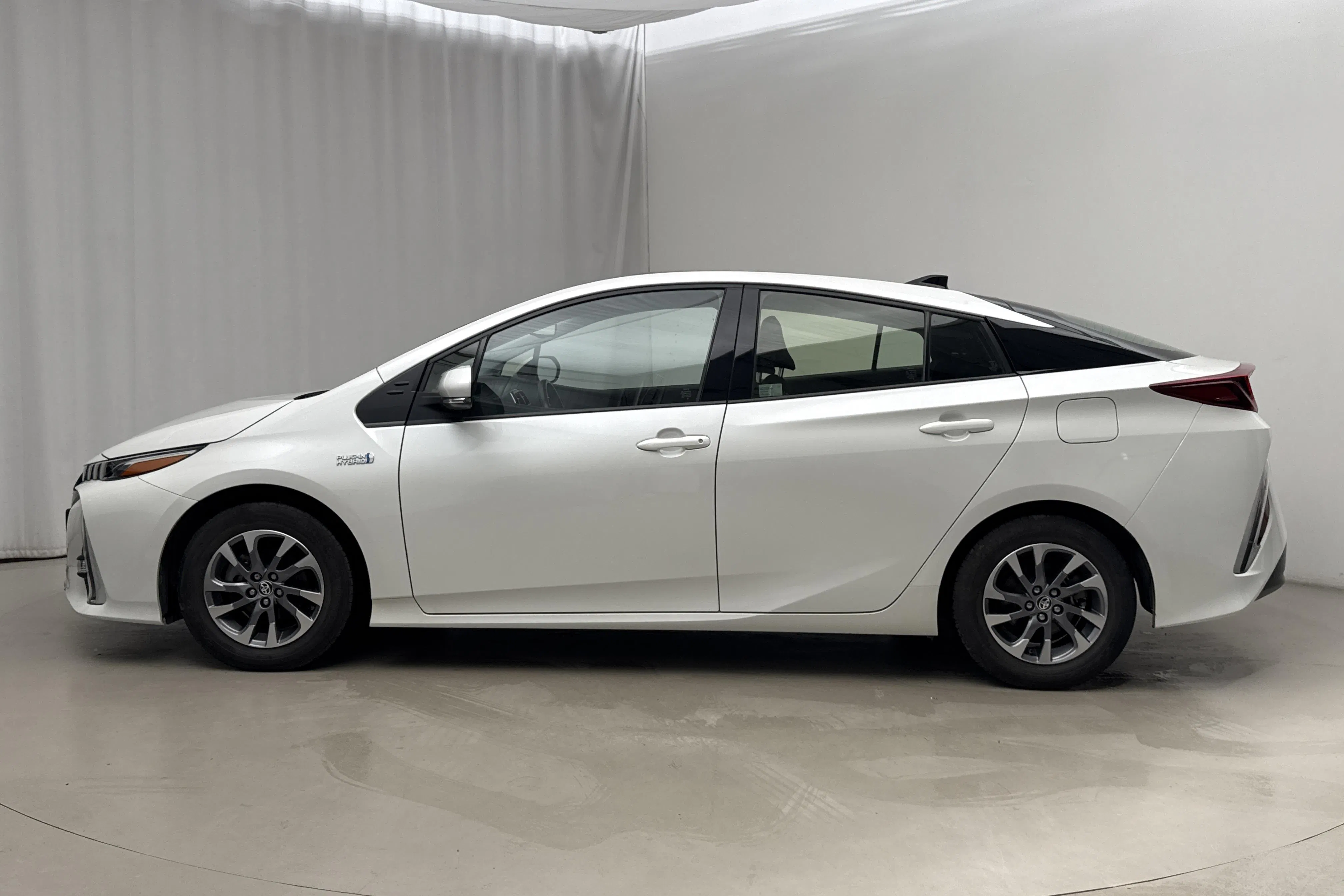 Presentationsfoto 2 av 18: Toyota Prius 1.8 Plug-In (99hk) - 4 831 mil - Automat - vit - 2018