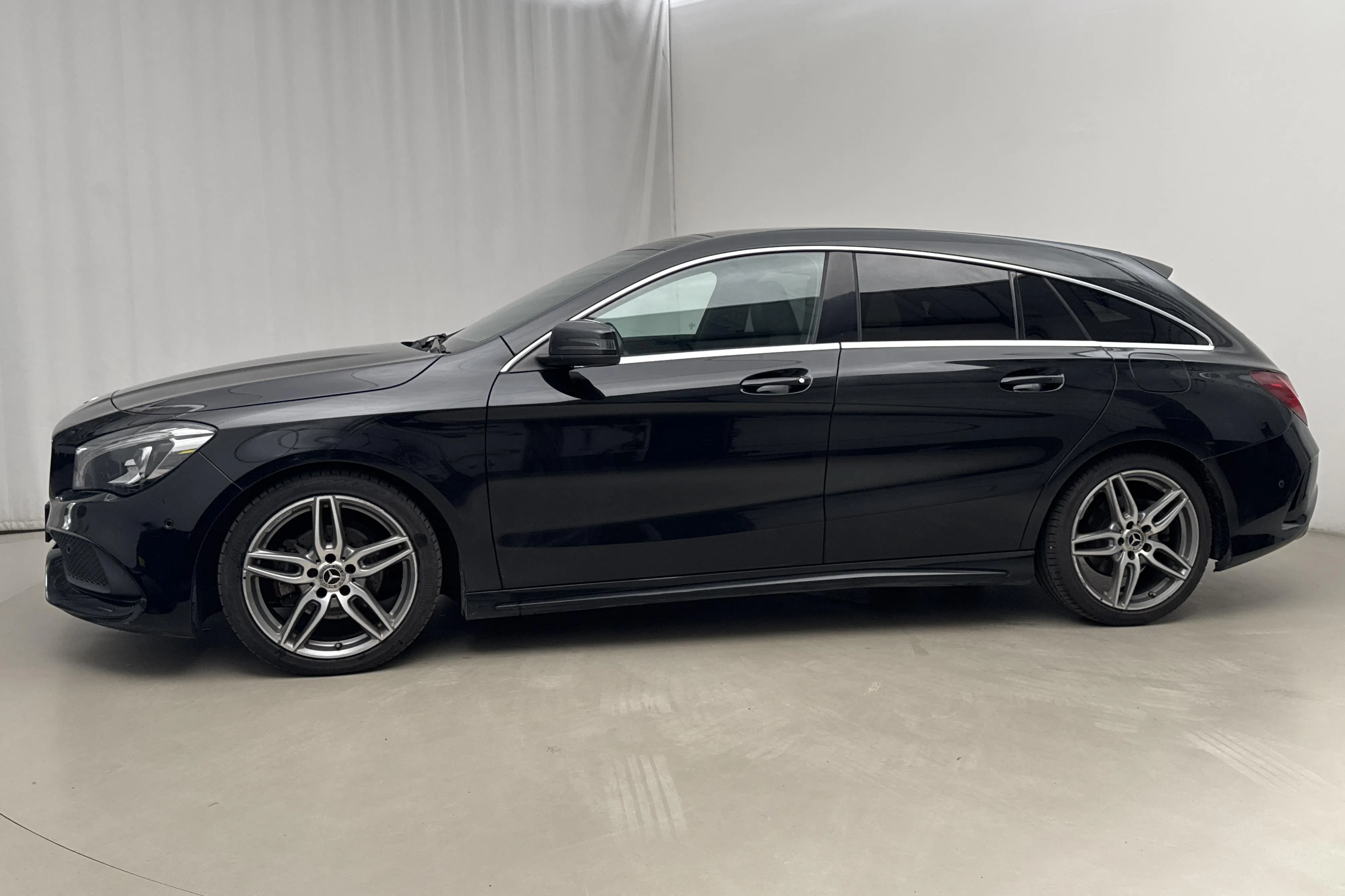 Presentationsfoto 2 av 18: Mercedes CLA 200 d Shooting Brake X117 (136hk) - 17 252 mil - Automat - svart - 2018