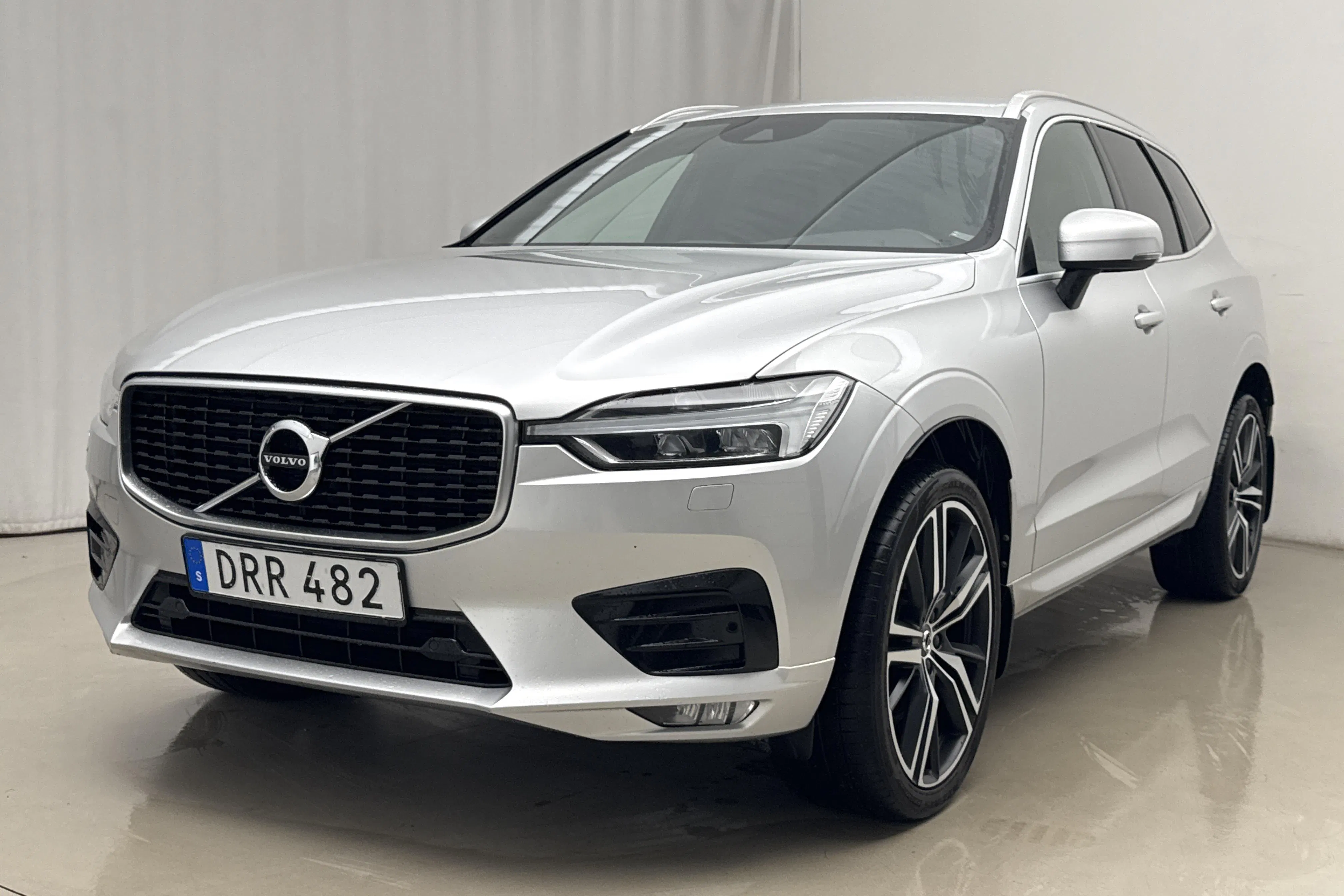 Presentationsfoto 1 av 20: Volvo XC60 D4 AWD (190hk) - 19 146 mil - Automat - silver - 2018