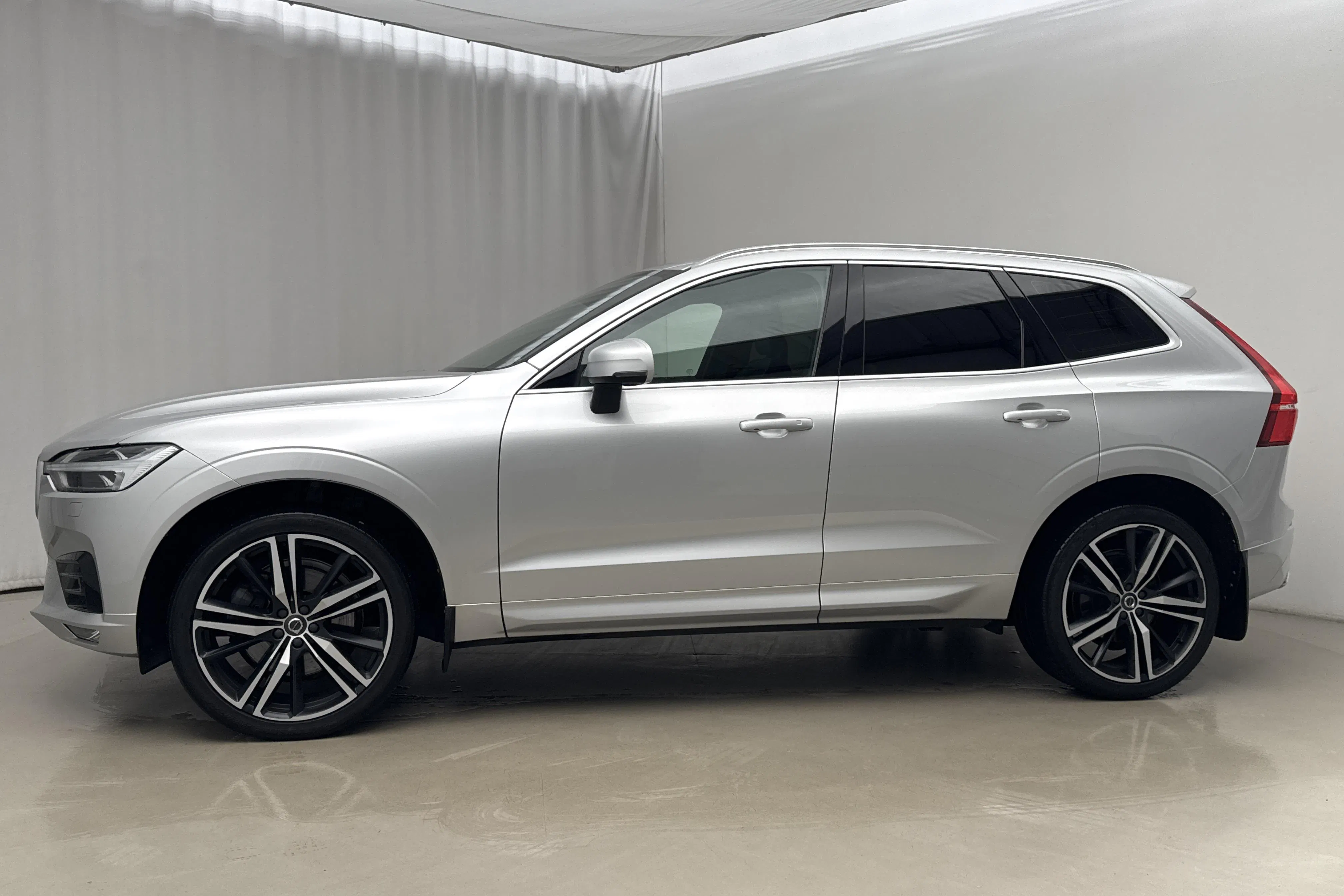 Presentationsfoto 2 av 20: Volvo XC60 D4 AWD (190hk) - 19 146 mil - Automat - silver - 2018
