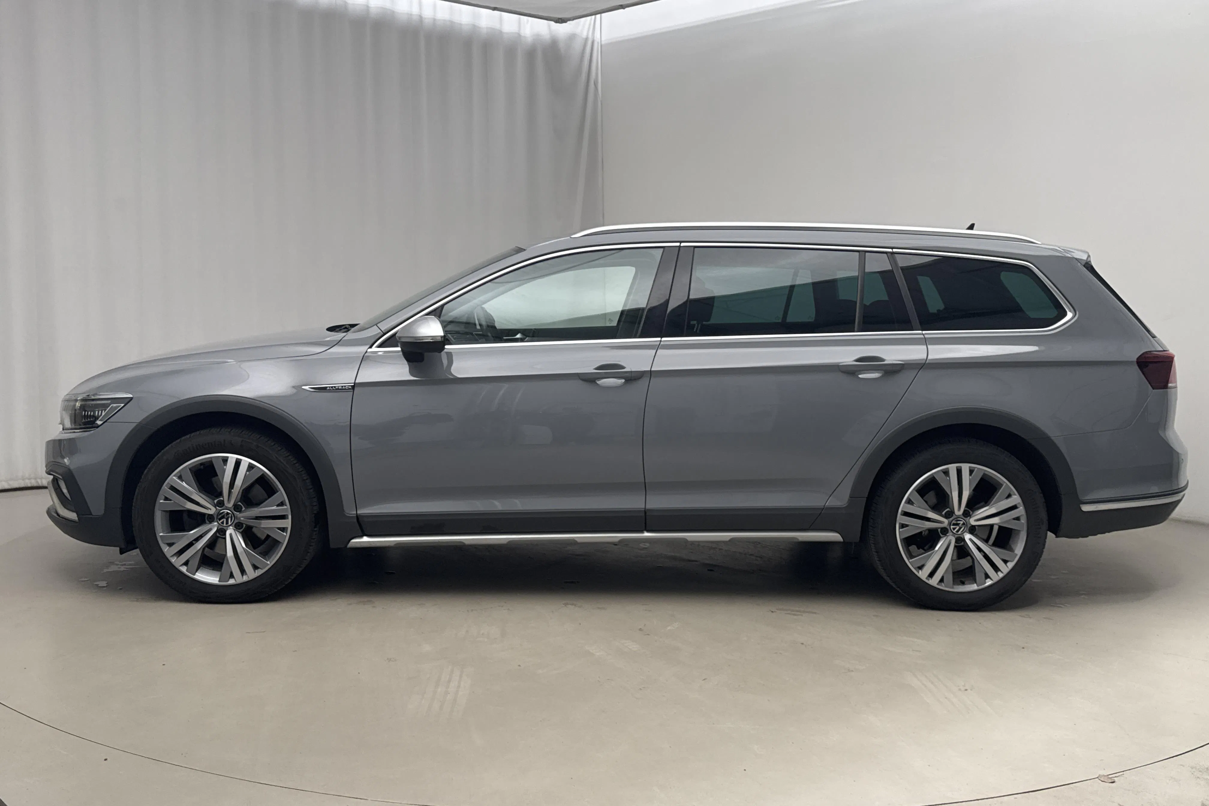 Presentationsfoto 2 av 21: VW Passat Alltrack 2.0 TDI Sportscombi 4Motion (200hk) - 9 218 mil - Automat - grå - 2023
