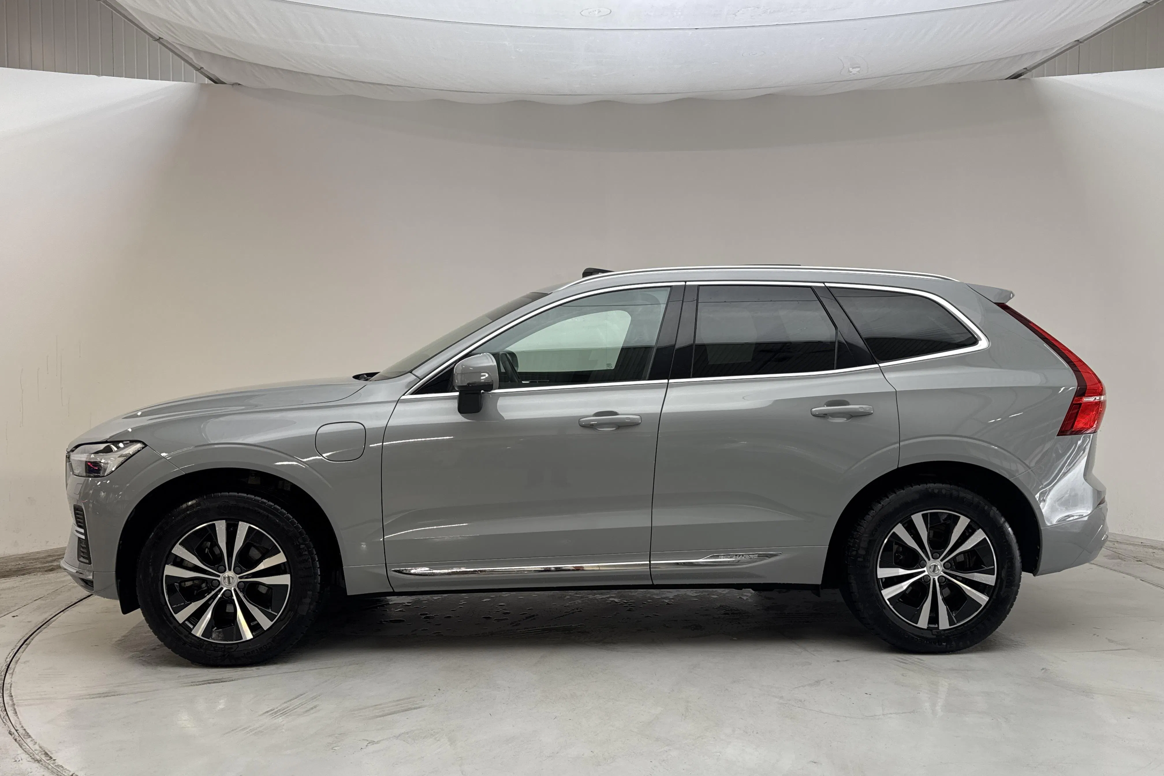 Presentationsfoto 2 av 19: Volvo XC60 T6 AWD Recharge (350hk) - 9 976 mil - Automat - grå - 2024