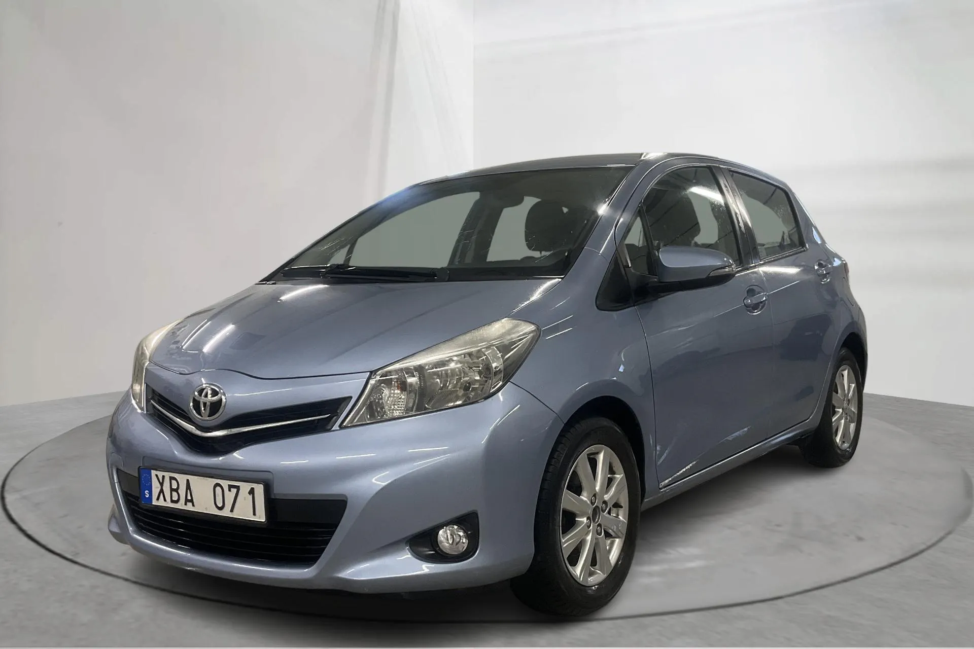 Presentationsfoto 1 av 19: Toyota Yaris 1.33 5dr (100hk) - 10 110 mil - Manuell - Ljusblå - 2014