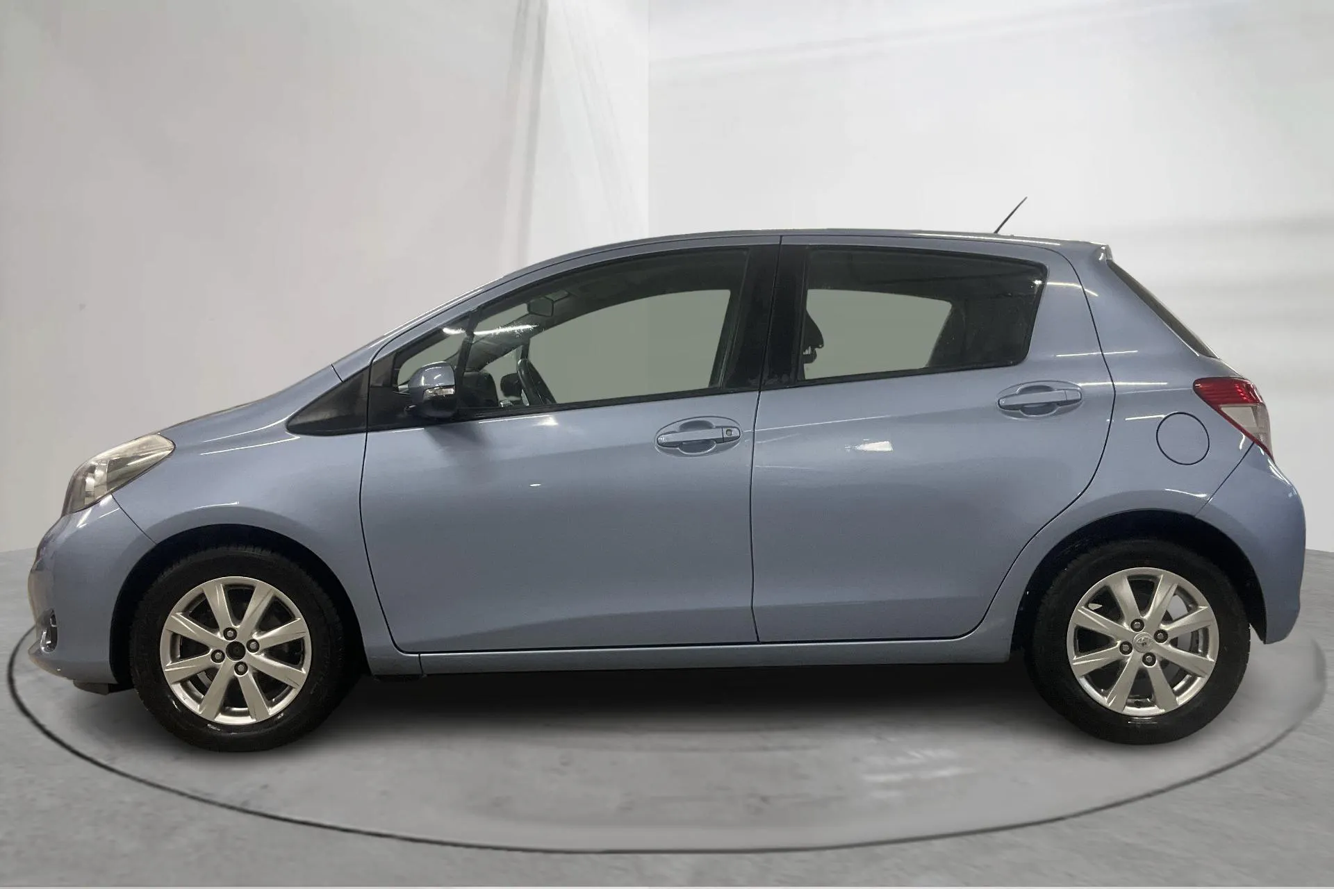 Presentationsfoto 2 av 19: Toyota Yaris 1.33 5dr (100hk) - 10 110 mil - Manuell - Ljusblå - 2014