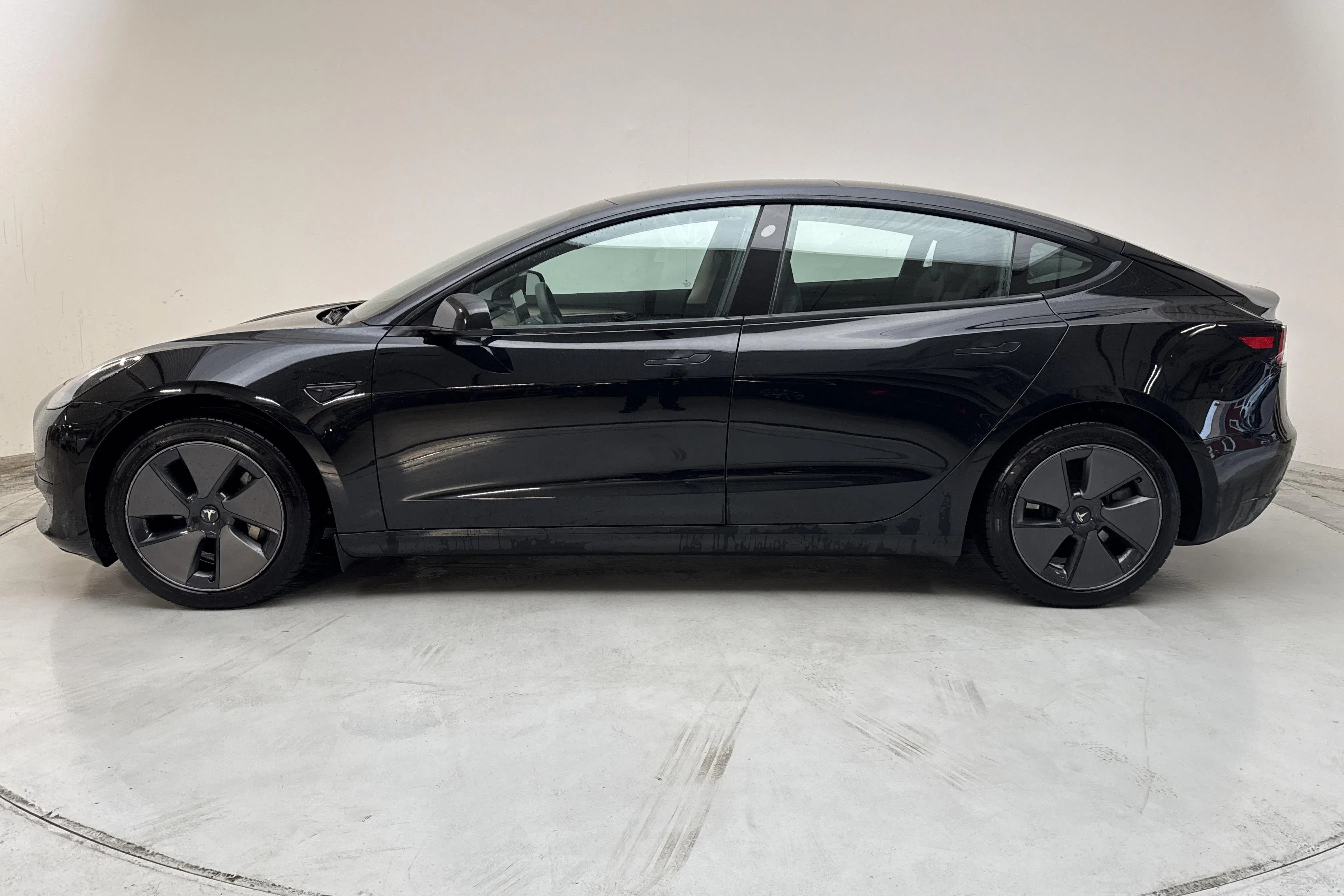 Presentationsfoto 2 av 17: Tesla Model 3 Standard Range RWD - 13 733 mil - Automat - svart - 2023
