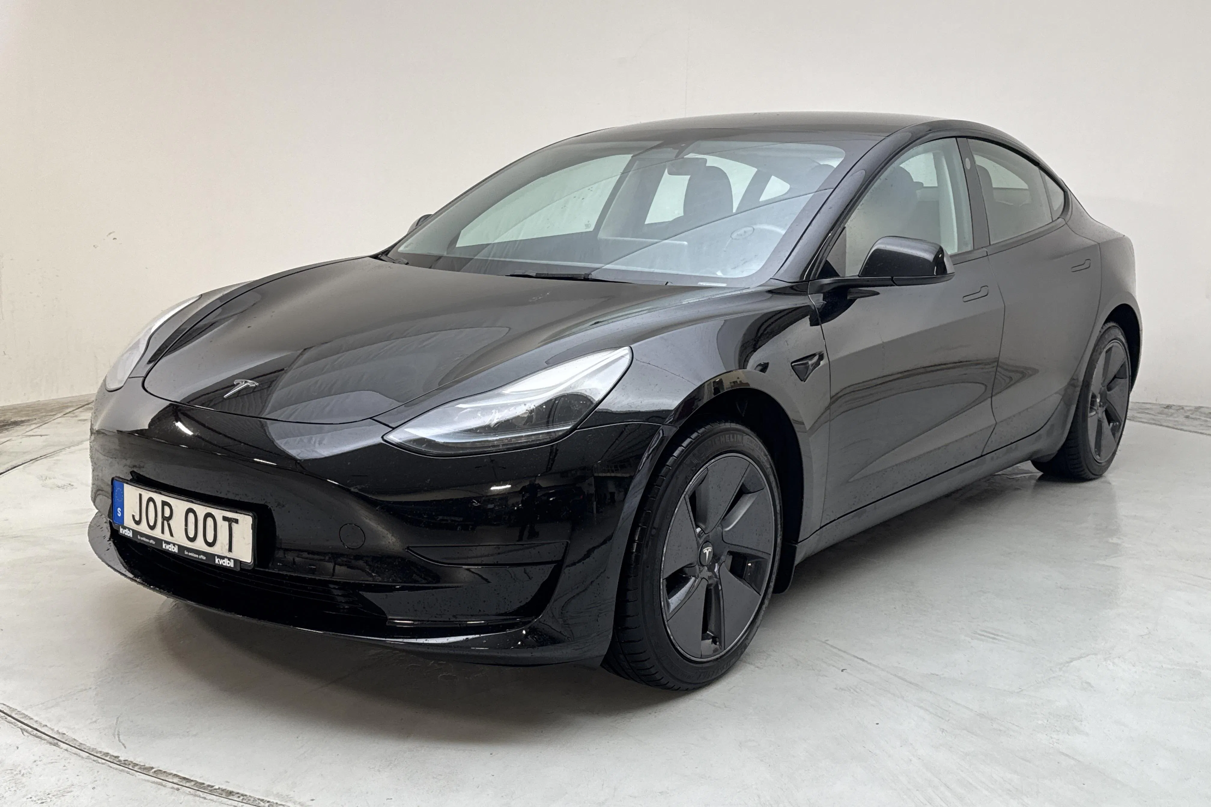 Presentationsfoto 1 av 17: Tesla Model 3 Standard Range RWD - 13 733 mil - Automat - svart - 2023