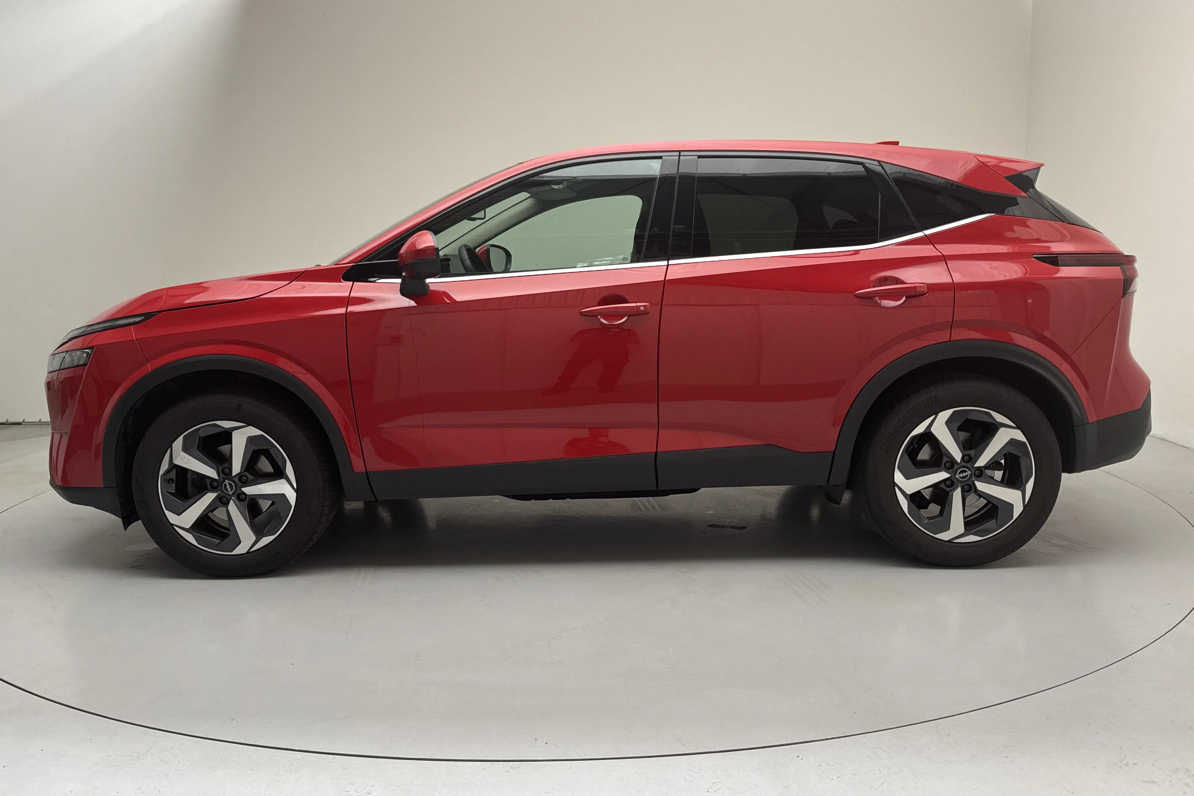 Presentation photo 2 of 15: Nissan Qashqai 1.3 MHEV 4WD (158hk) - 34 240 km - Automatic - red - 2024