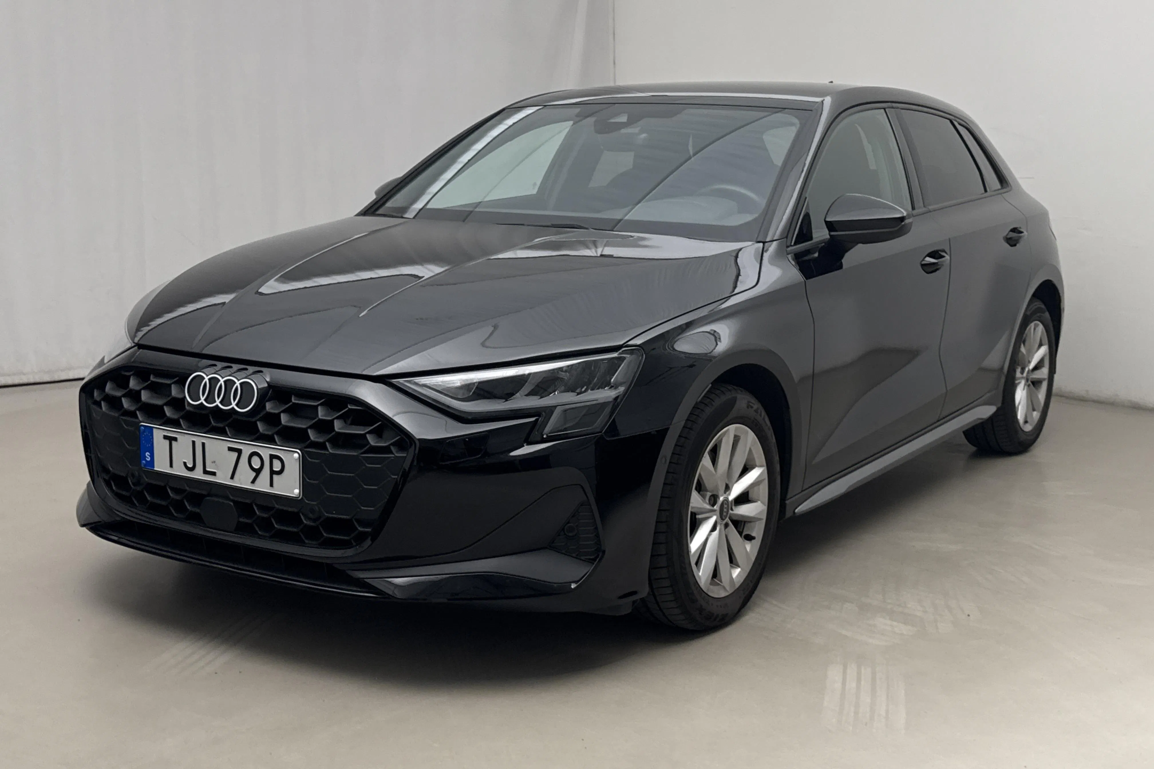 Presentationsfoto 1 av 17: Audi A3 Sportback 35 TFSI (150hk) - 3 840 mil - Automat - svart - 2025