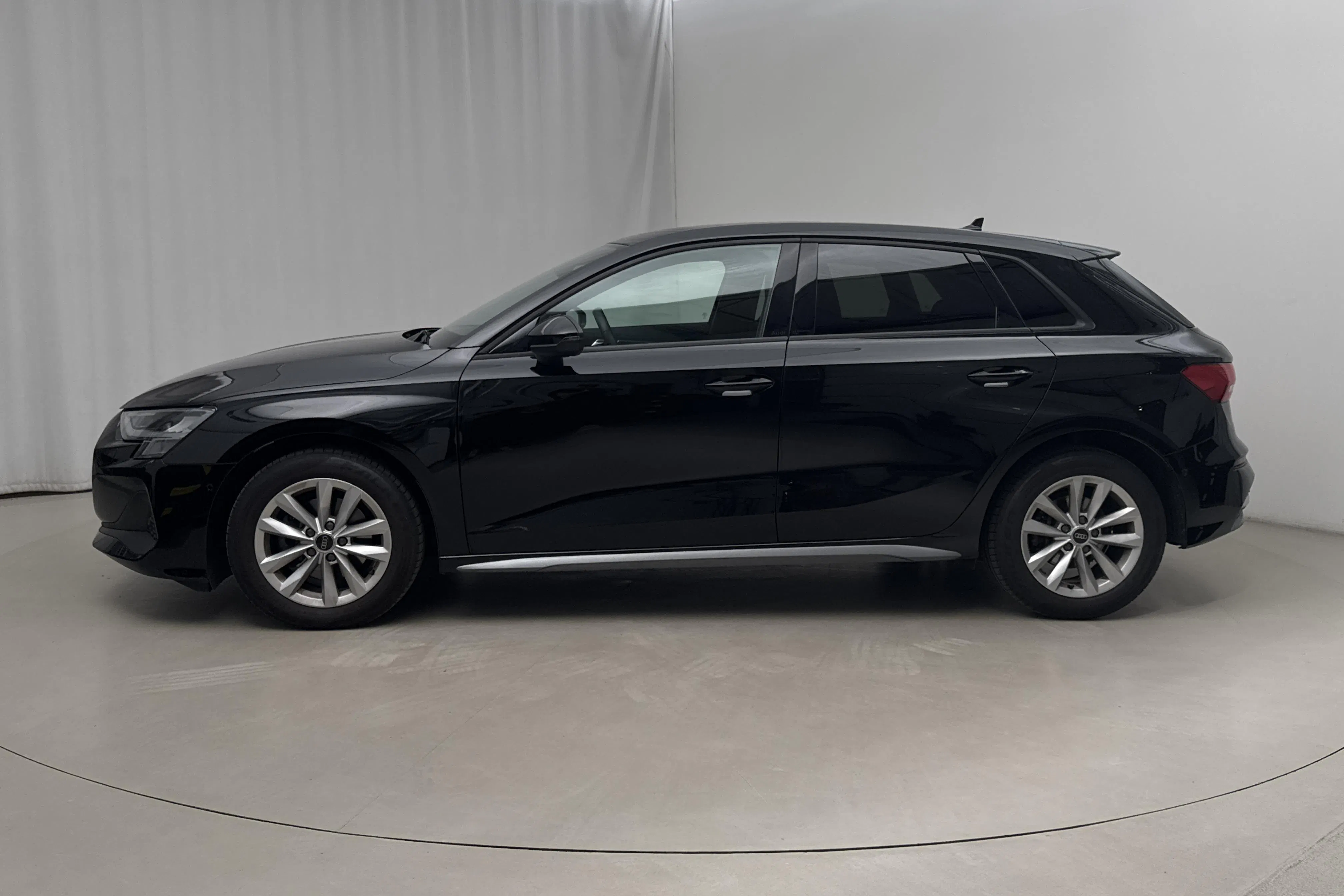 Presentationsfoto 2 av 17: Audi A3 Sportback 35 TFSI (150hk) - 3 840 mil - Automat - svart - 2025