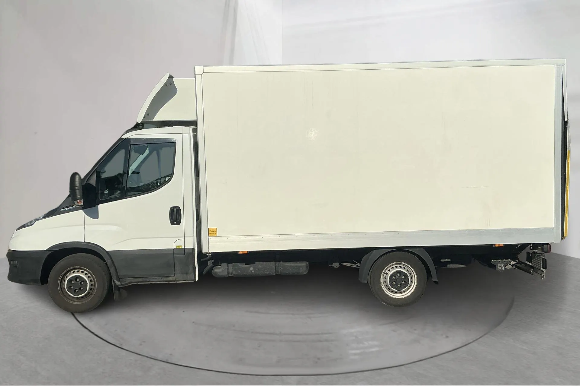 Presentation photo 2 of 9: Iveco Daily Volymskåp 35 2.3 (136hk) - 62 900 km - Automatic - white - 2024