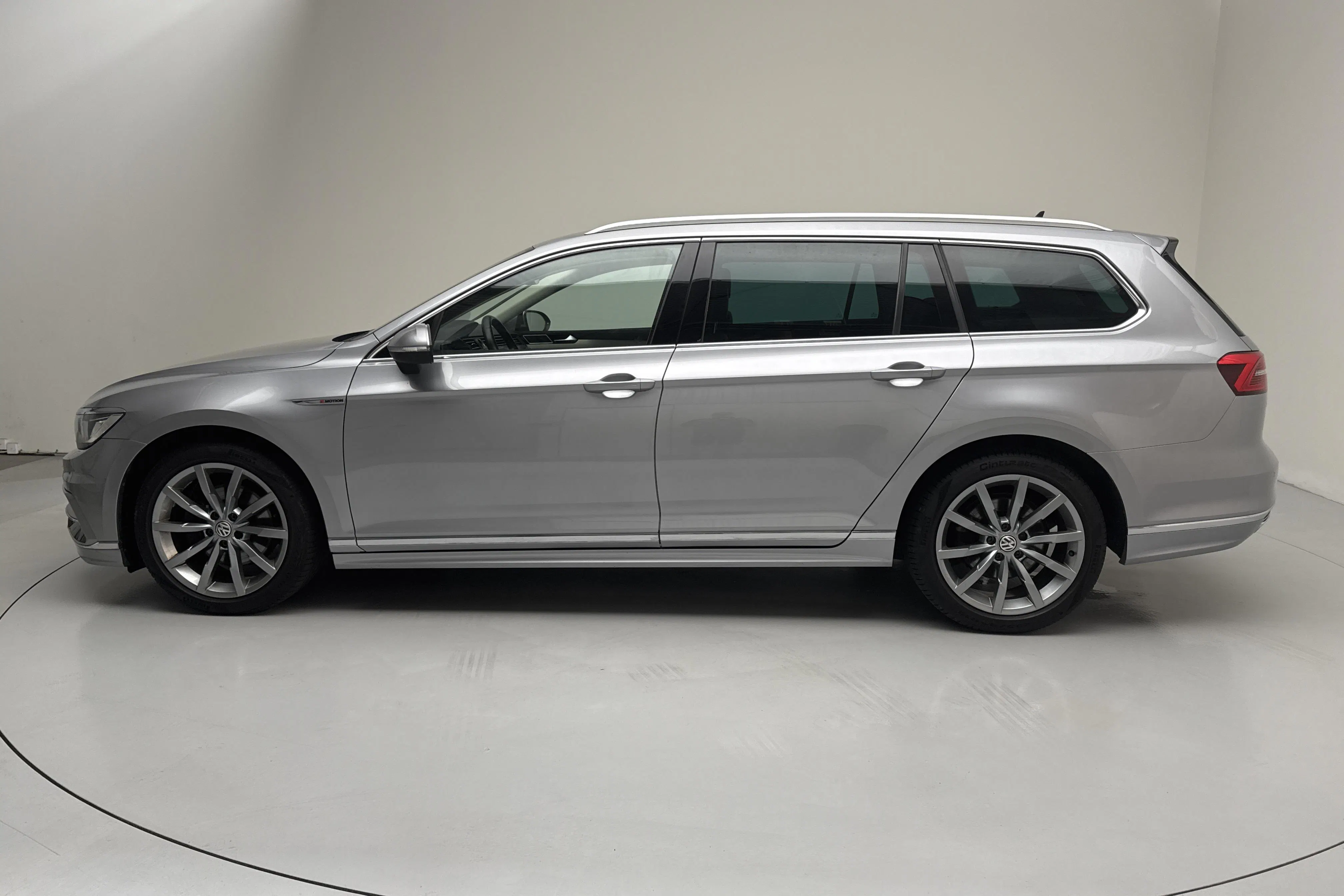 Presentation photo 2 of 15: VW Passat 2.0 TDI Sportscombi 4MOTION (190hk) - 119 480 km - Automatic - silver - 2018