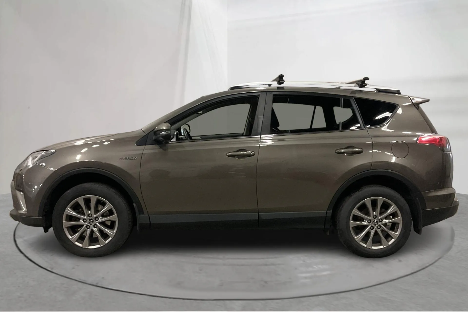 Presentationsfoto 2 av 20: Toyota RAV4 2.5 HSD AWD (197hk) - 11 386 mil - Automat - brun - 2016
