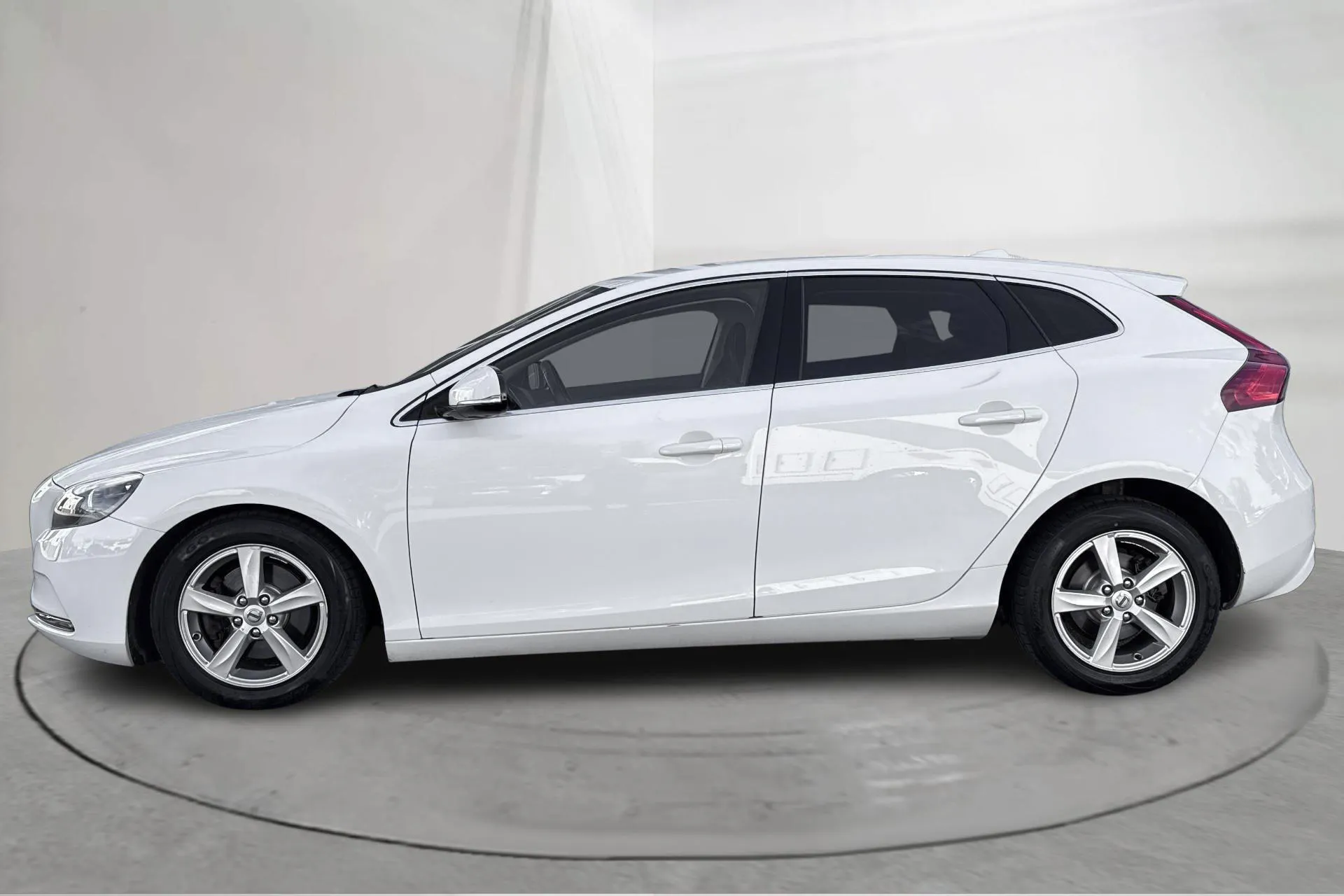 Presentationsfoto 2 av 16: Volvo V40 D2 (115hk) - 10 561 mil - Automat - vit - 2014