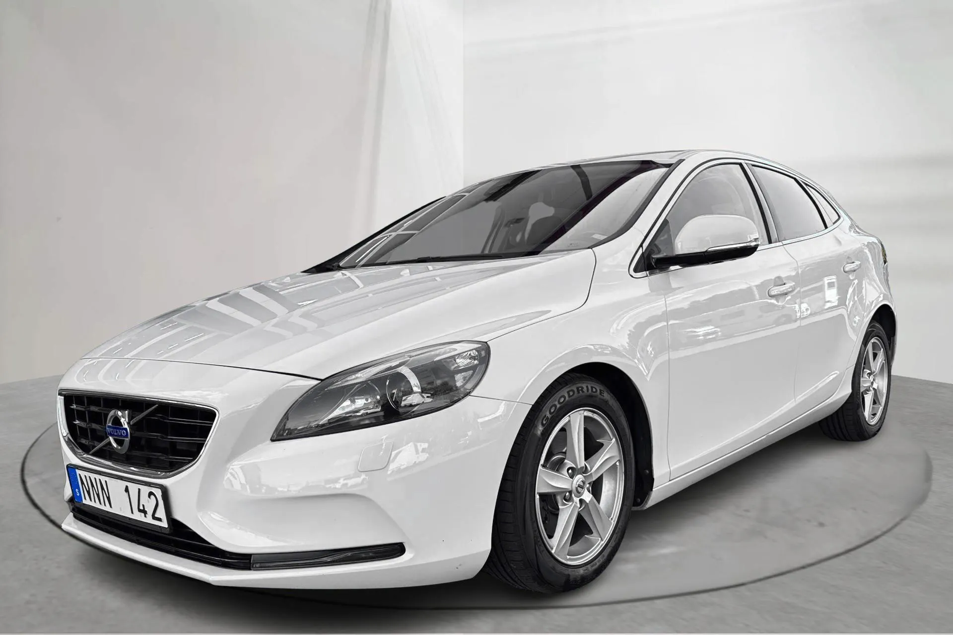 Presentationsfoto 1 av 16: Volvo V40 D2 (115hk) - 10 561 mil - Automat - vit - 2014